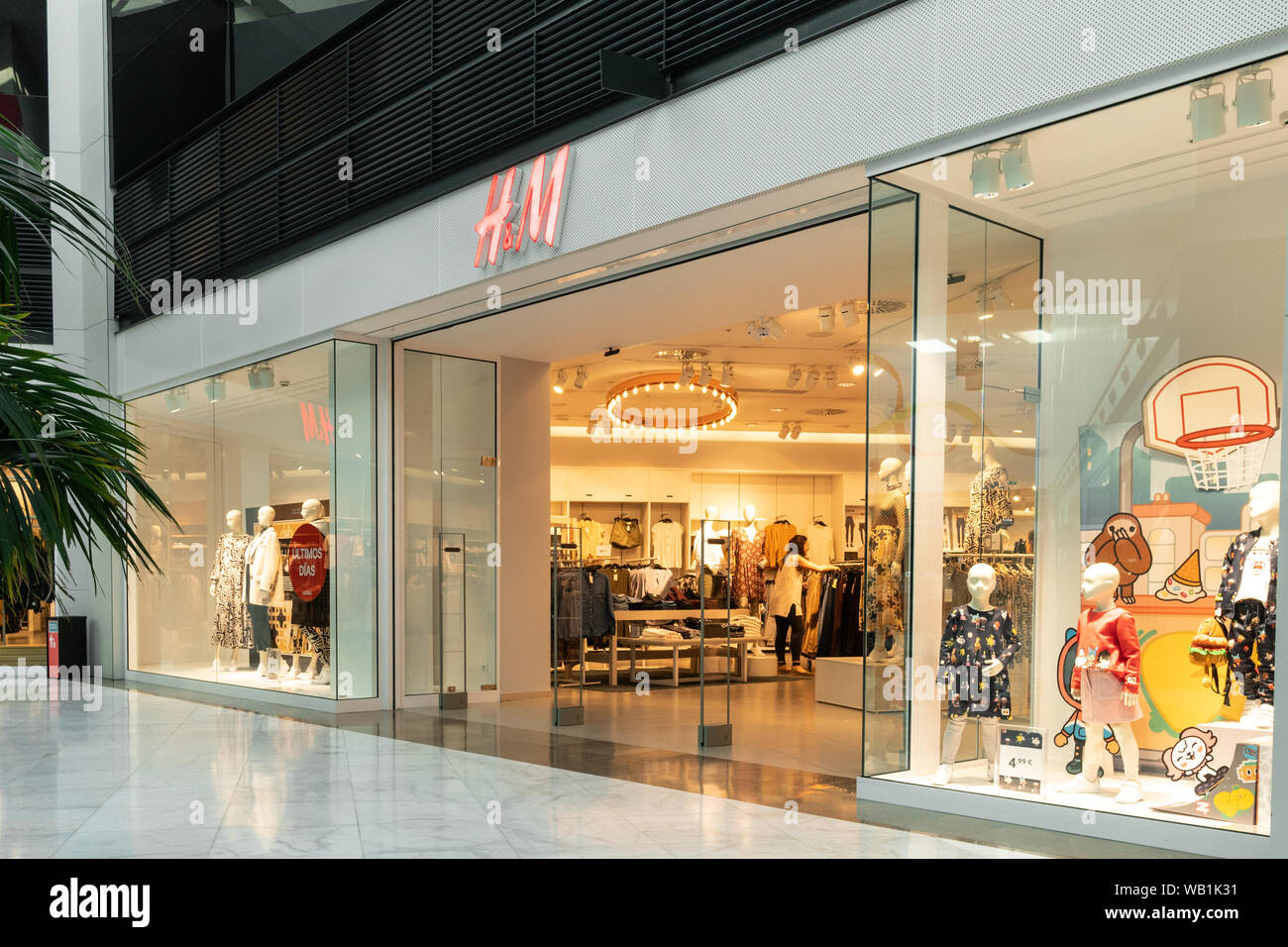 Santiago de Compostela, Spanien, 22. August 2019: H&M Store auf Shopping Mall als Cancelas Stockfoto
