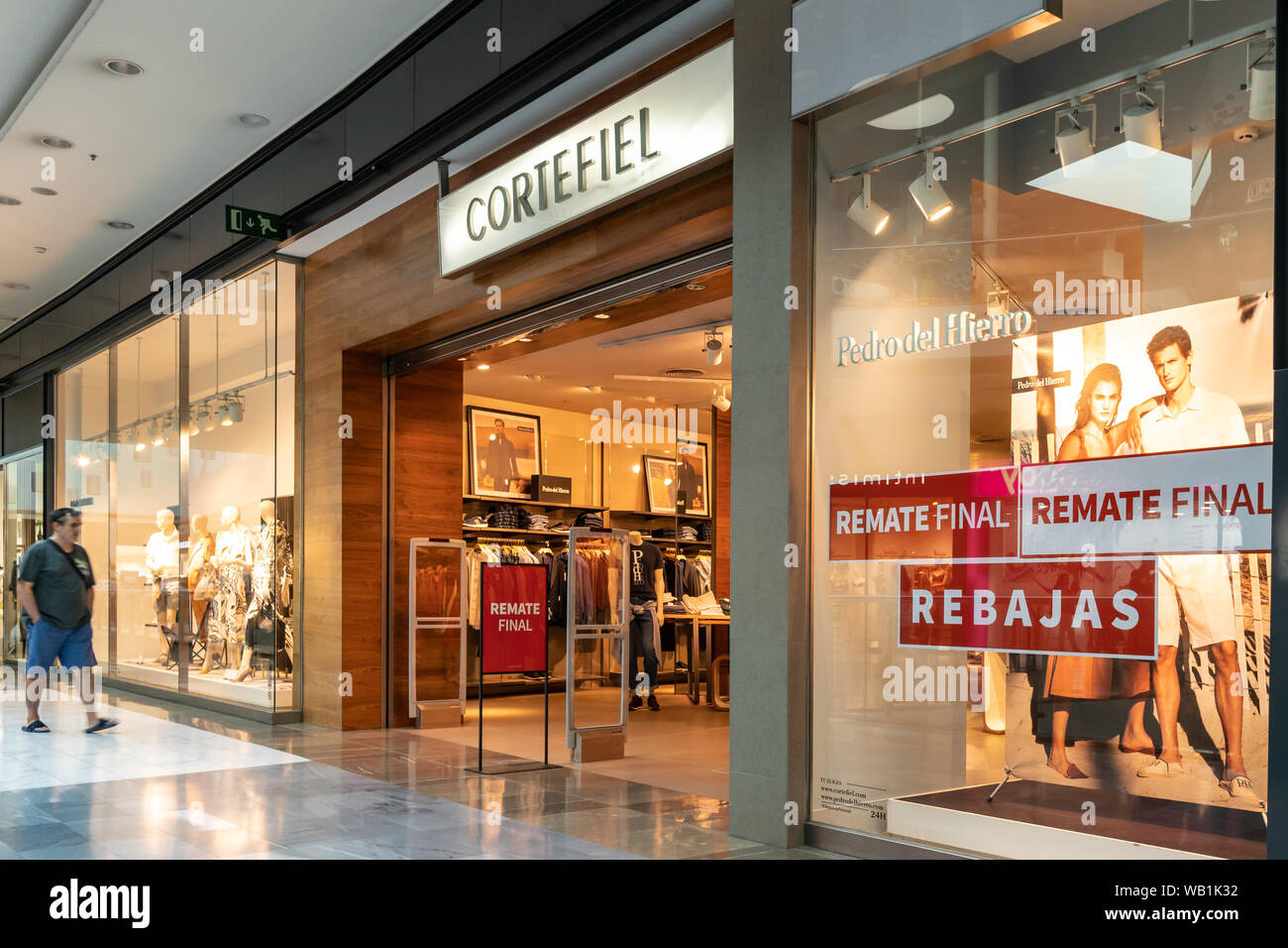Santiago de Compostela, Spanien, 22. August 2019: Cortefiel Store auf Shopping Mall als Cancelas Stockfoto