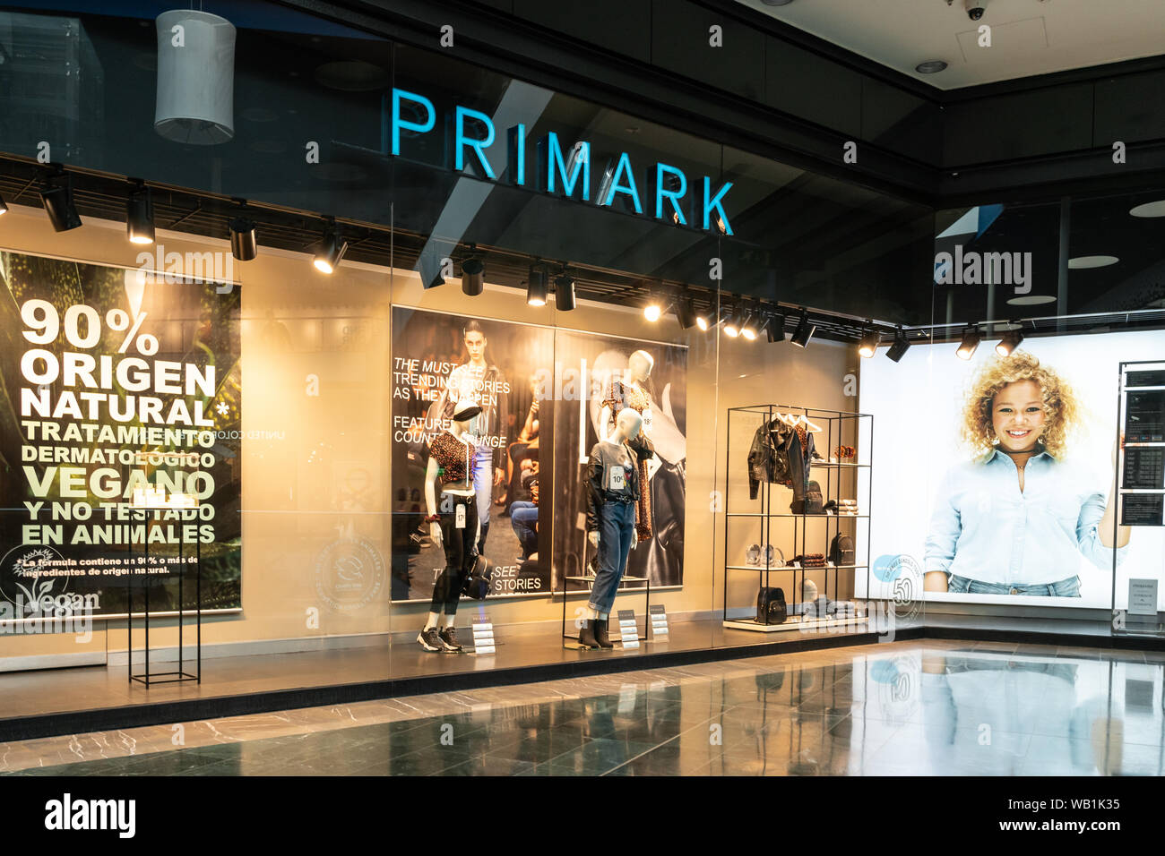 Santiago de Compostela, Spanien, 22. August 2019: Primark Store auf Shopping Mall als Cancelas Stockfoto