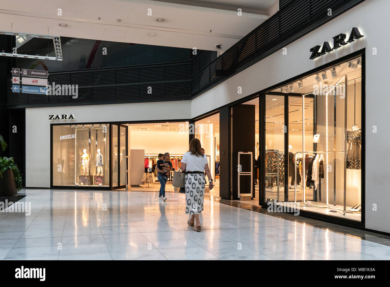 Santiago de Compostela, Spanien, 22. August 2019: Zara Store im Einkaufszentrum als Cancelas Stockfoto