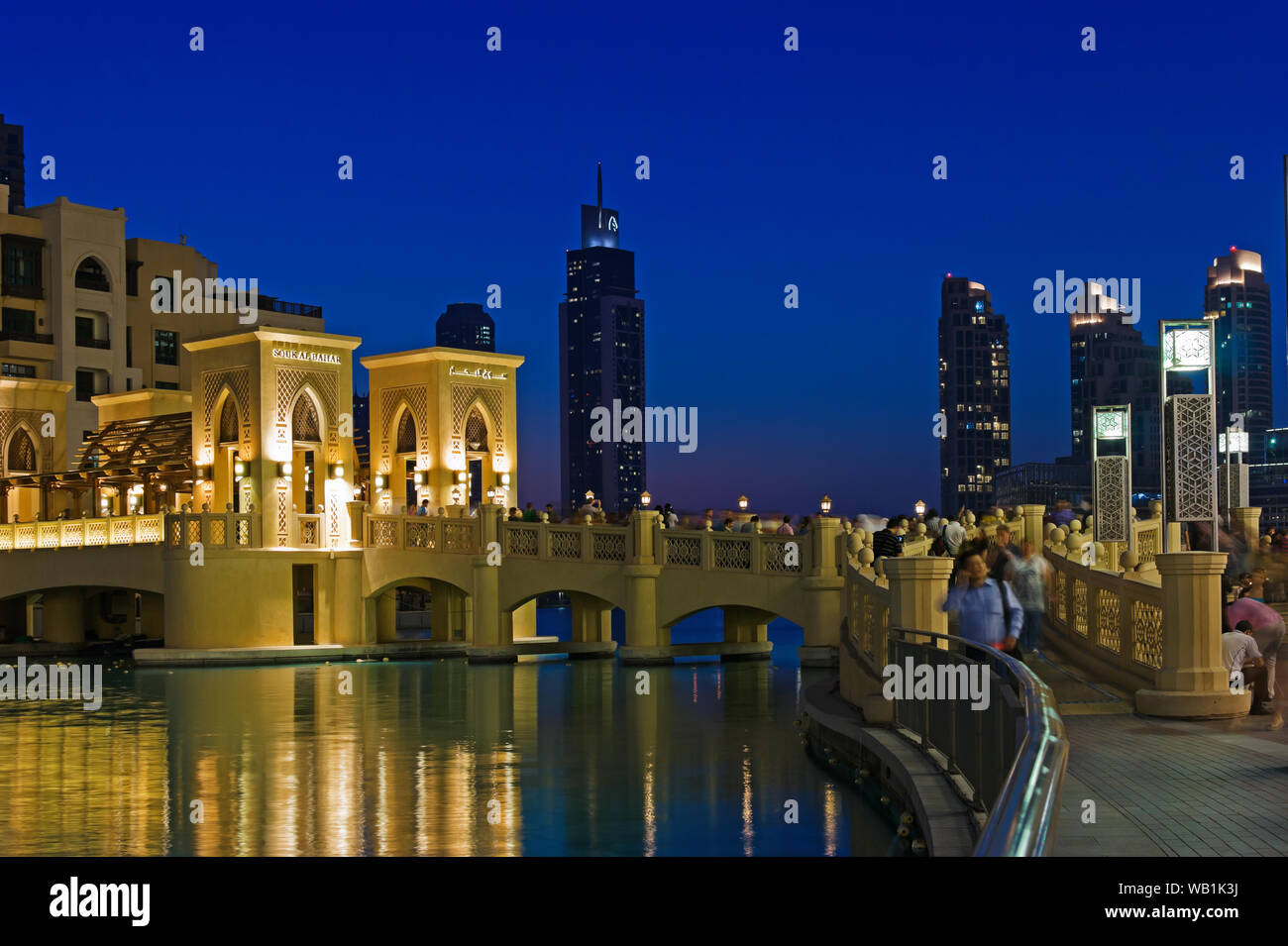 DUBAI, VAE - 13. NOVEMBER: Die Gegend mit Touristen in der Nähe von Burj Khalifa. Es ist der weltweit höchste Hochhaus (Höhe 828 m, 160 Stockwerke) am 13. November 2012 Stockfoto
