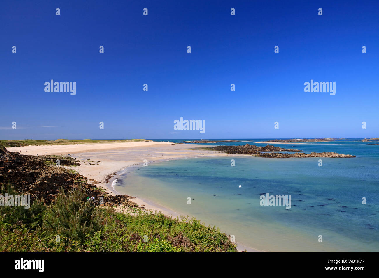 Blick über die Bucht bei Shell Beach auf der unberührten Insel Herm in den Channel Islands. Stockfoto