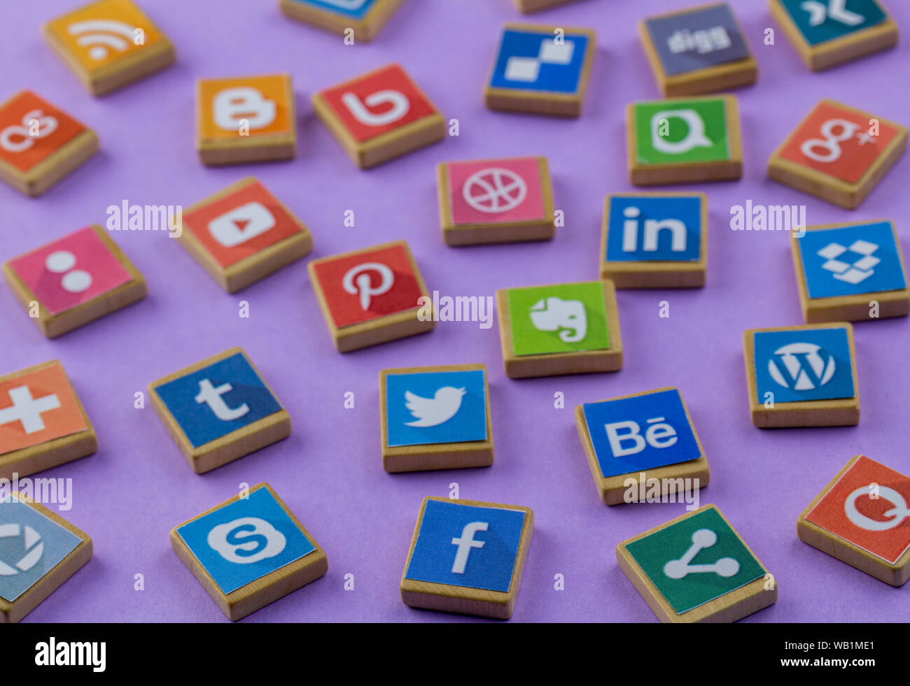 QUEENSTOWN, SÜDAFRIKA - vom 6. Juli 2019 - Social Media Hintergrund mit Social Media Logos auf Holz- spiel Blöcke auf lila Hintergrund - Social Networking Stockfoto