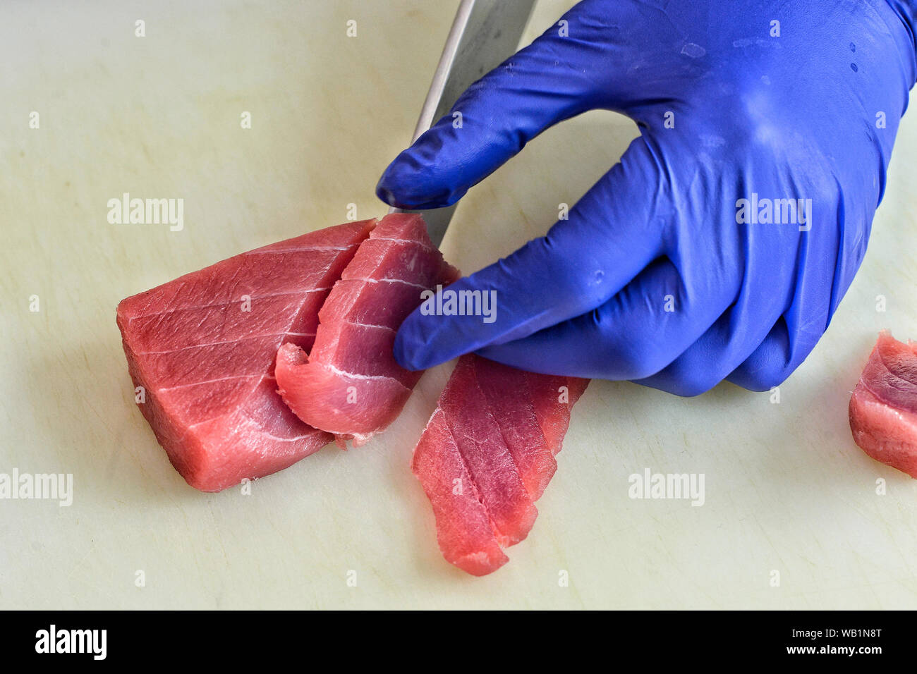 Nahaufnahme der Hände eines Kochs, Sushi. Stockfoto