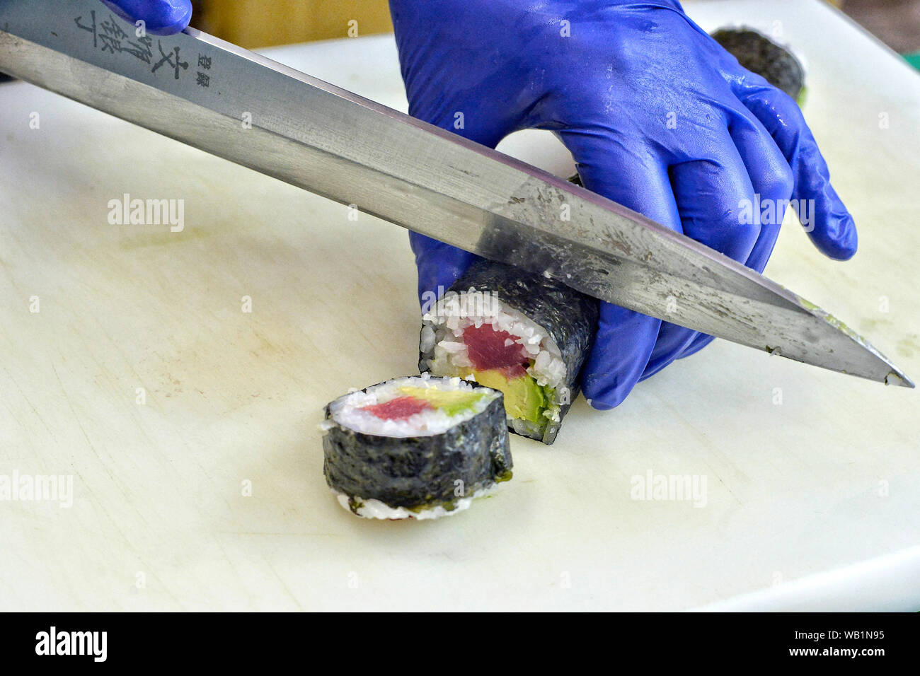 Nahaufnahme der Hände eines Kochs, Sushi. Stockfoto
