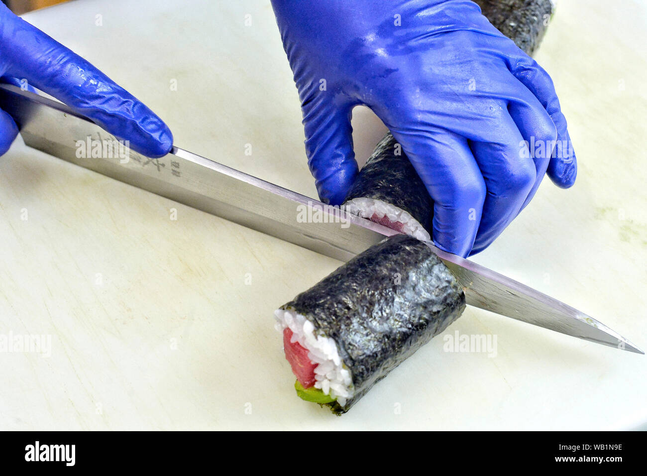 Nahaufnahme der Hände eines Kochs, Sushi. Stockfoto