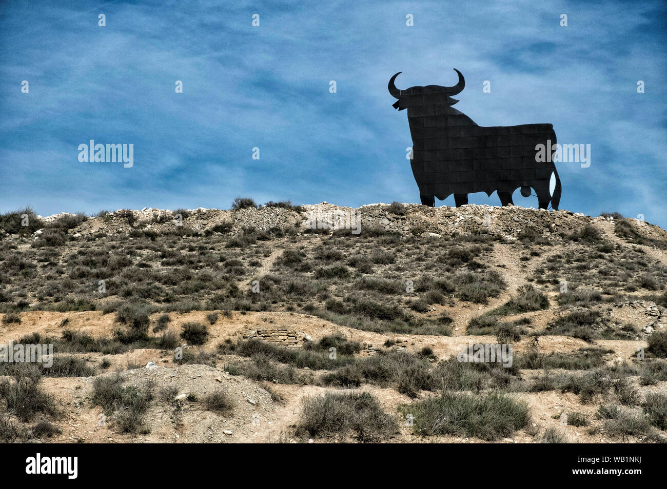 TERUEL, Spanien - 1 April: Osborne Stier auf dem Hügel am 1. April 2018 in Teruel, Spanien. Stockfoto