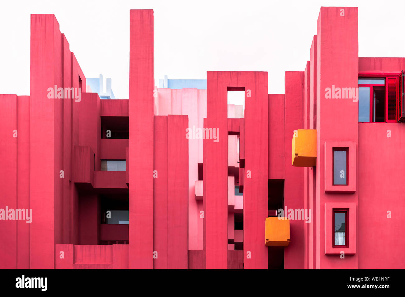 Calp, Costa Blanca, Provinz Alicante, Spanien - 26.04.2019: La Muralla Roja Gebäude, das von der modernen spanischen Architekten Ricardo Bofill Stockfoto