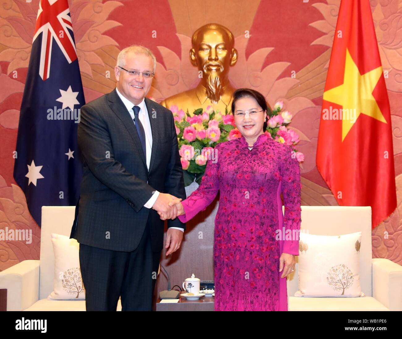 Hanoi, Vietnam. 23 Aug, 2019. Vorsitzende der vietnamesischen Nationalversammlung Nguyen Thi Kim Ngan (R) schüttelt Hände mit Besuch der australische Premierminister Scott Morrison in Hanoi, Hauptstadt von Vietnam, 23.08.2019. Der vietnamesische Premierminister Nguyen Xuan Phuc und seinen Besuch in australischen Gegenstücke Scott Morrison hier vereinbarten Freitag auf die Bedeutung der Verhandlungen für eine moderne, umfassende, qualitativ hochwertige und für beide Seiten vorteilhaften Regionalen umfassende wirtschaftliche Partnerschaft (Rcep) dieses Jahr, Vietnam Nachrichtenagentur berichtete. Quelle: Xinhua/Alamy leben Nachrichten Stockfoto