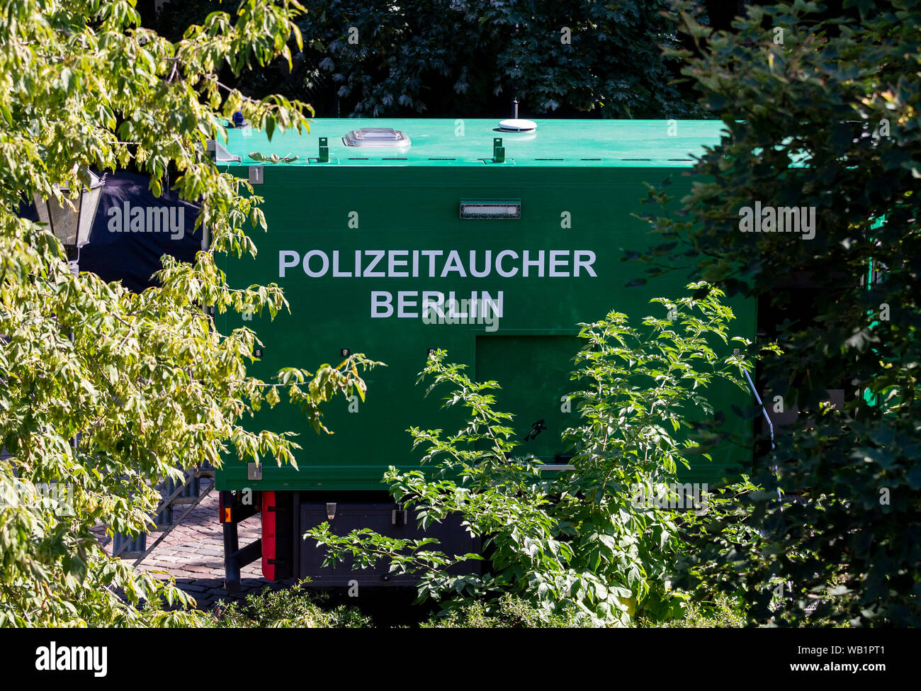 Berlin, Deutschland. 23 Aug, 2019. Ein Fahrzeug der Polizei Taucher Berlin steht an der Holsteiner Ufer in der Nähe der Spree. Credit: Christoph Soeder/dpa/Alamy leben Nachrichten Stockfoto