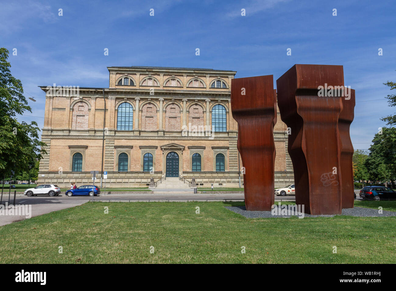 "Buscando la Luz" (1997) von Spanischen baskischen Bildhauers Eduardo Chillida außerhalb der Alten Pinakothek, München, Bayern, Deutschland. Stockfoto