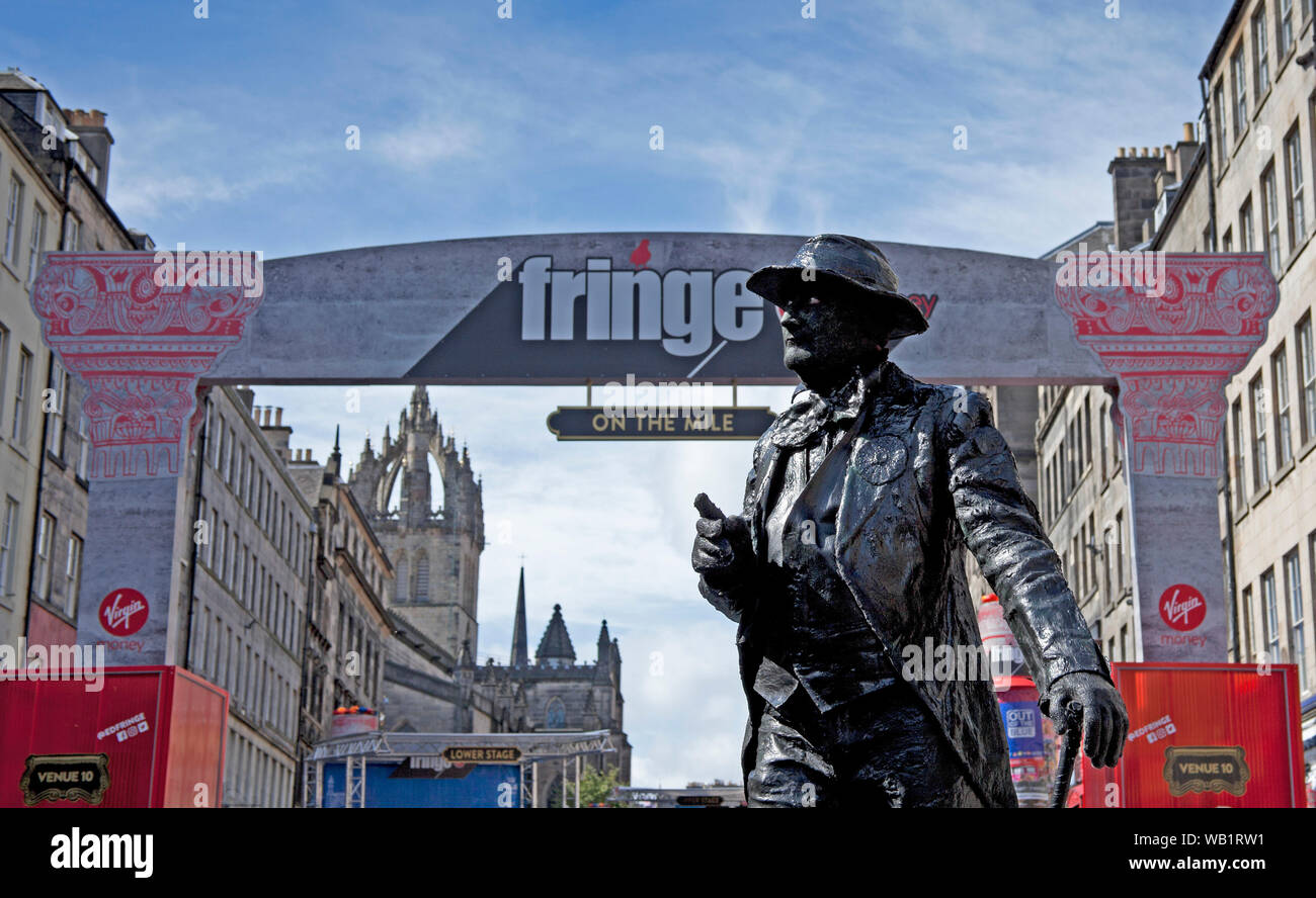 Royal Mile, Edinburgh Fringe Festival, Schottland, Großbritannien. 23. August 2019. Kevin Powell, menschliche Statue einer der Straße Menschen stolz auf sein Zentrum pitch am Fuße der Hohen Straße steht an diesem letzten Wochenende des 2019 Randgruppe, die Sonne scheint und die Massen waren auf der Suche unterhalten zu werden. Stockfoto