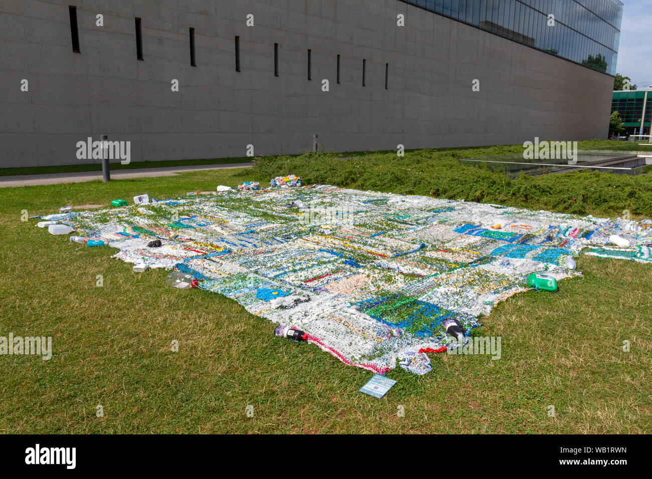 'Meer Plastik - Häkeln für den Umweltschutz" Kunstwerke von Doris Dorrie außerhalb der Hochschule für Fernsehen und Film München, München, Deutschland. Stockfoto