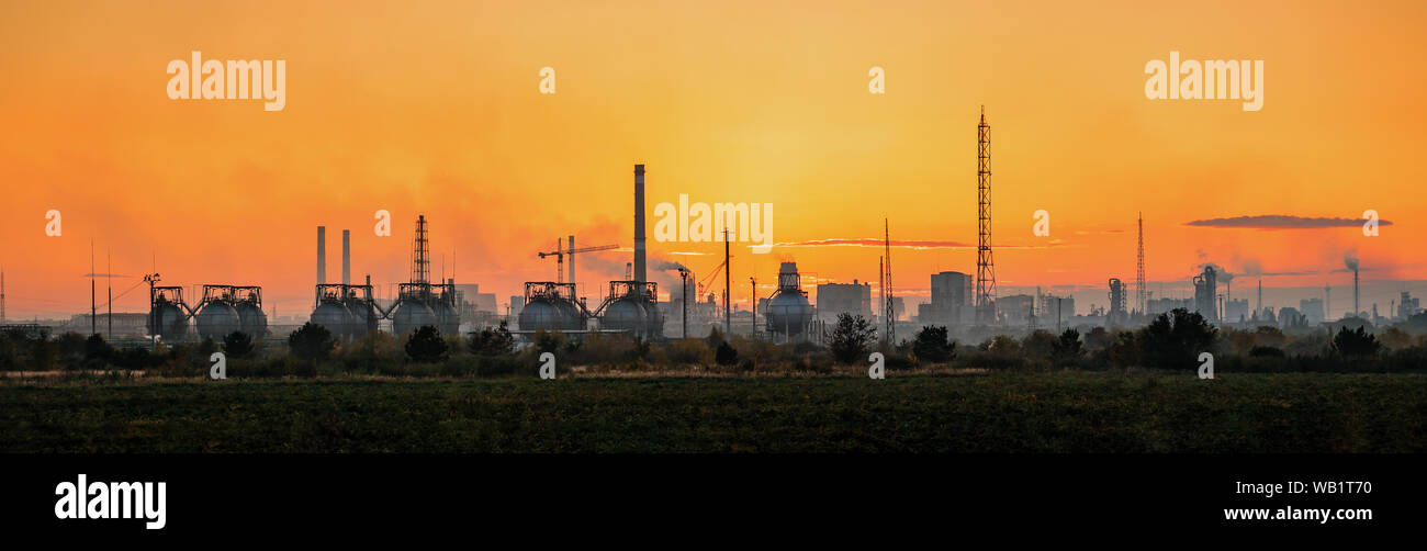 Industrielle Landschaft der Chemischen Fabrik auf Sonnenuntergang Stockfoto
