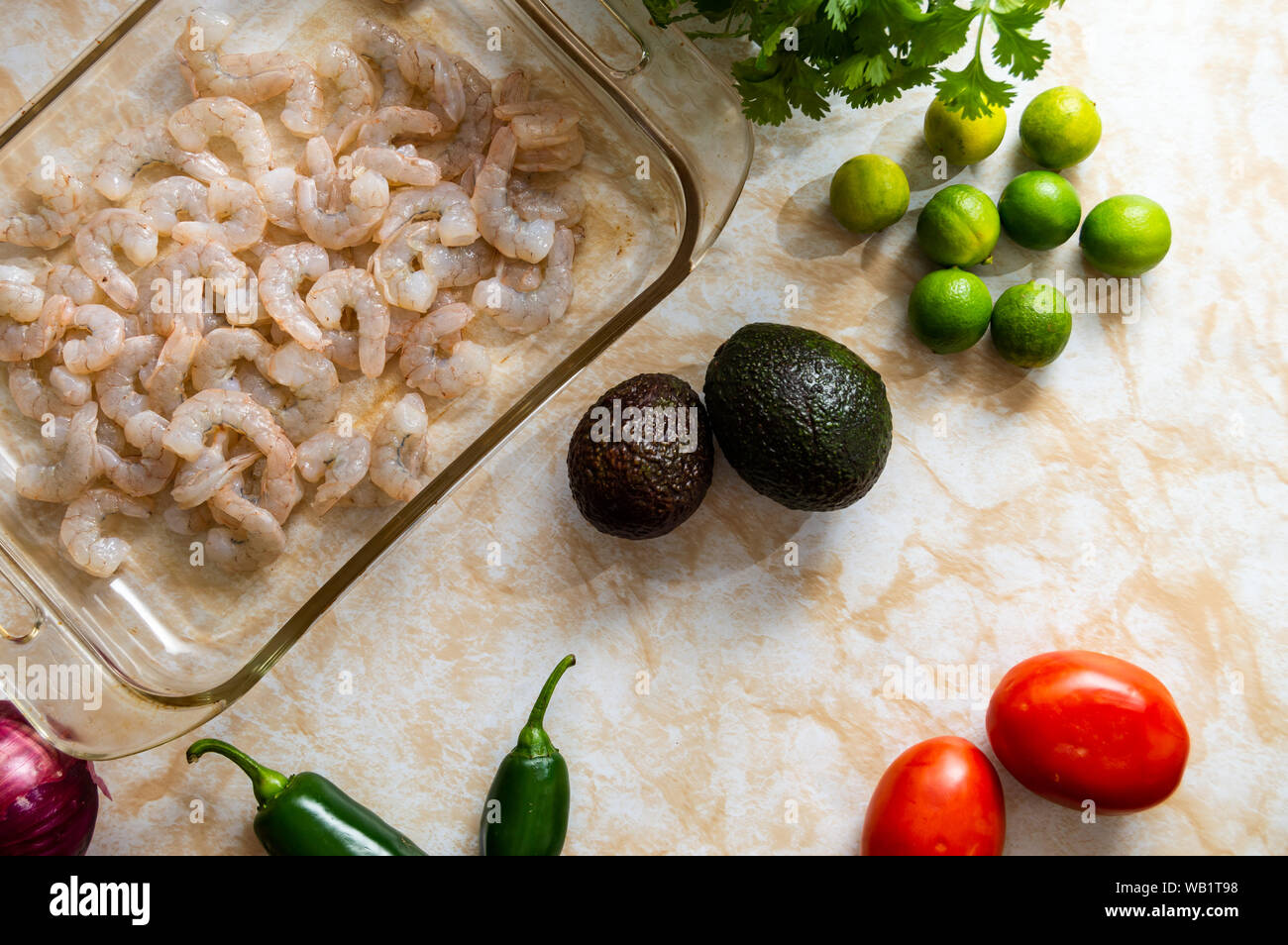 Ceviche, auch als cebiche, seviche und sebiche bekannt. Die Shrimps Ceviche und die Zutaten zum Kochen dieser Lateinamerikanischen Meeresfrüchte Teller benötigt Stockfoto