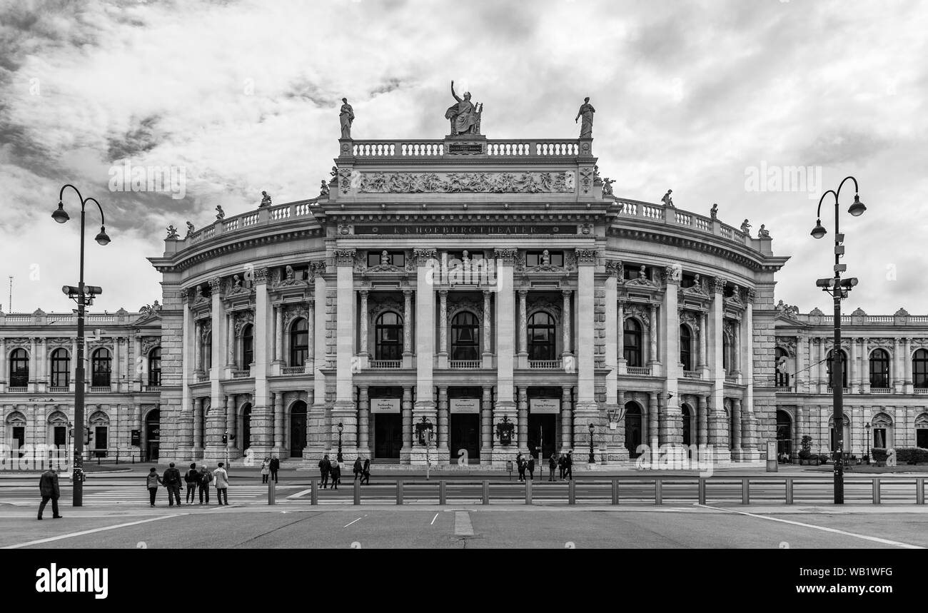 Ein schwarz-weißes Bild der Hauptfassade des Burgtheater. Stockfoto