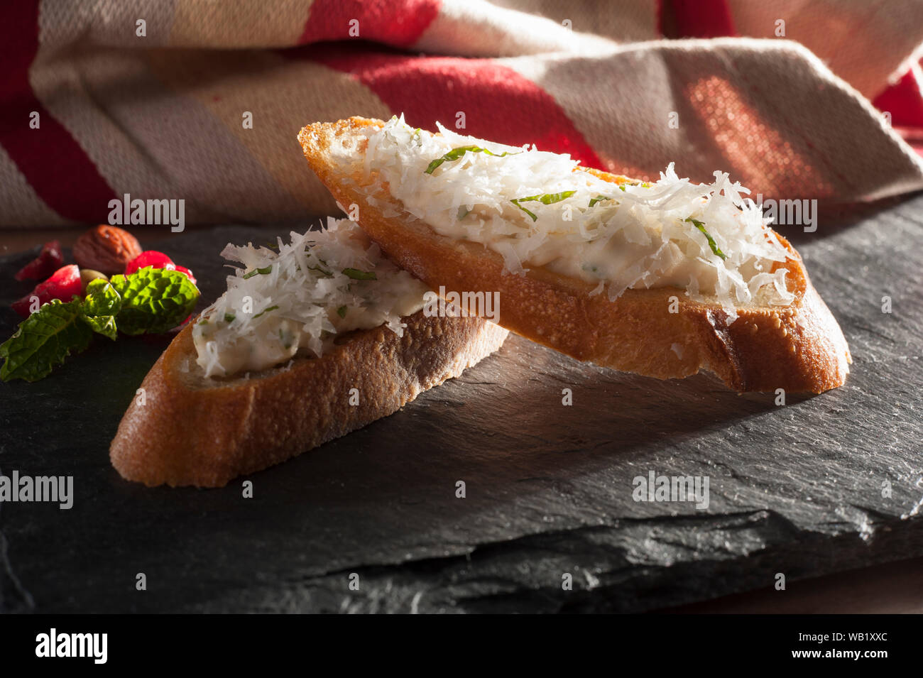 Pecorino Romano aus weißen Bohnen Canape Stockfoto