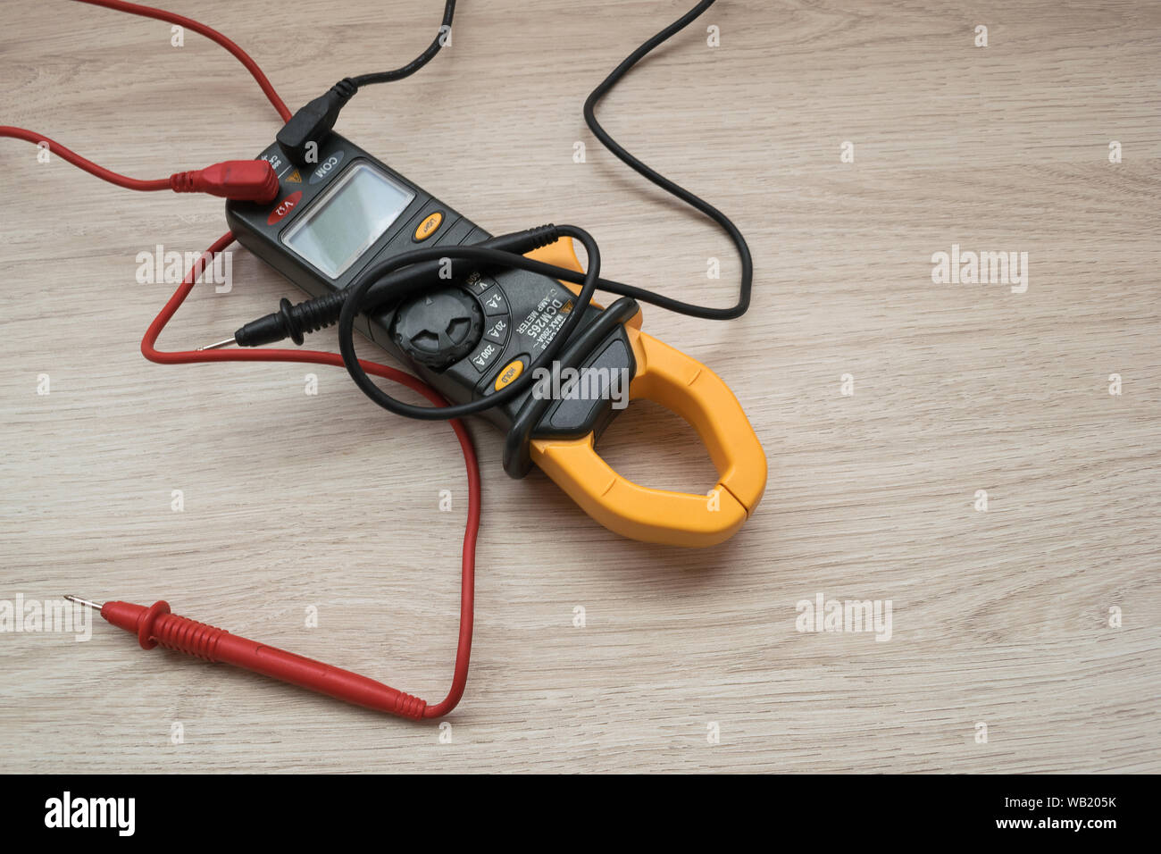 Stromzange digital auf Holz- Hintergrund. Stockfoto