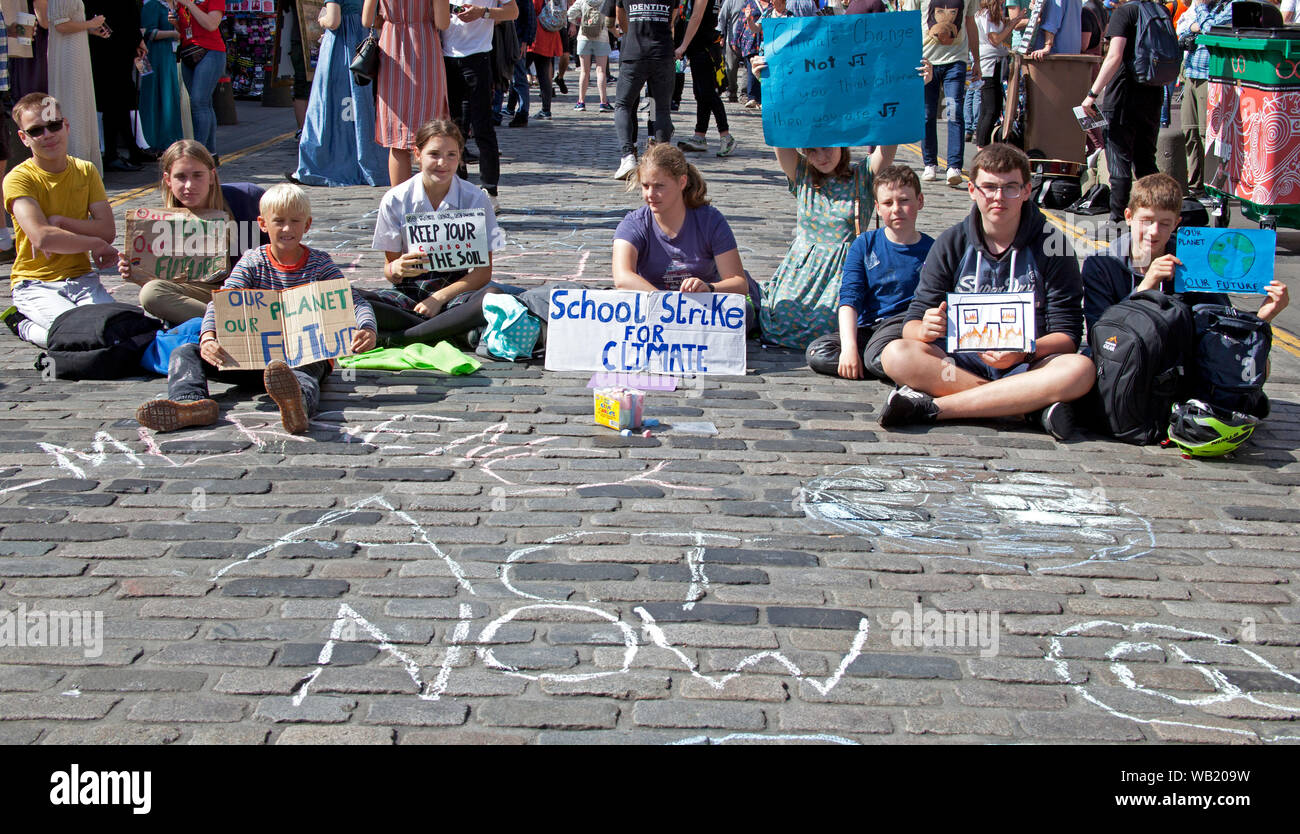 Royal Mile, Edinburgh, Schottland, Vereinigtes Königreich. 23. August 2019. Mit dem Hintergrund der Hektik der Rand der schottischen Jugend Streik einen friedlichen Protest hatte sich auf der High Street. Schottische Jugend Klima Strike (SYCS) ist ein Kollektiv motiviert junge Menschen anspruchsvolle Klimagerechtigkeit von der schottischen Regierung. SYCS organisieren Schule Streiks und Proteste in den Städten Al über Schottland. Stockfoto