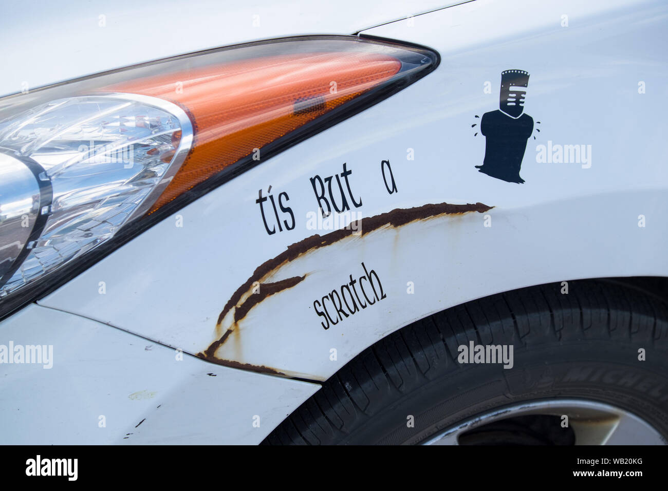 Humorvolle Reaktion auf einen Autounfall Stockfoto