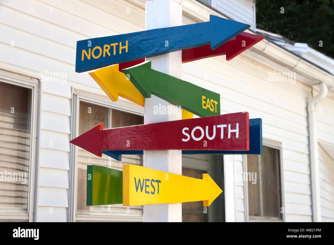 Schilder mit Norden, Süden, Osten und Westen Pfeile in verschiedene Richtungen. Stockfoto
