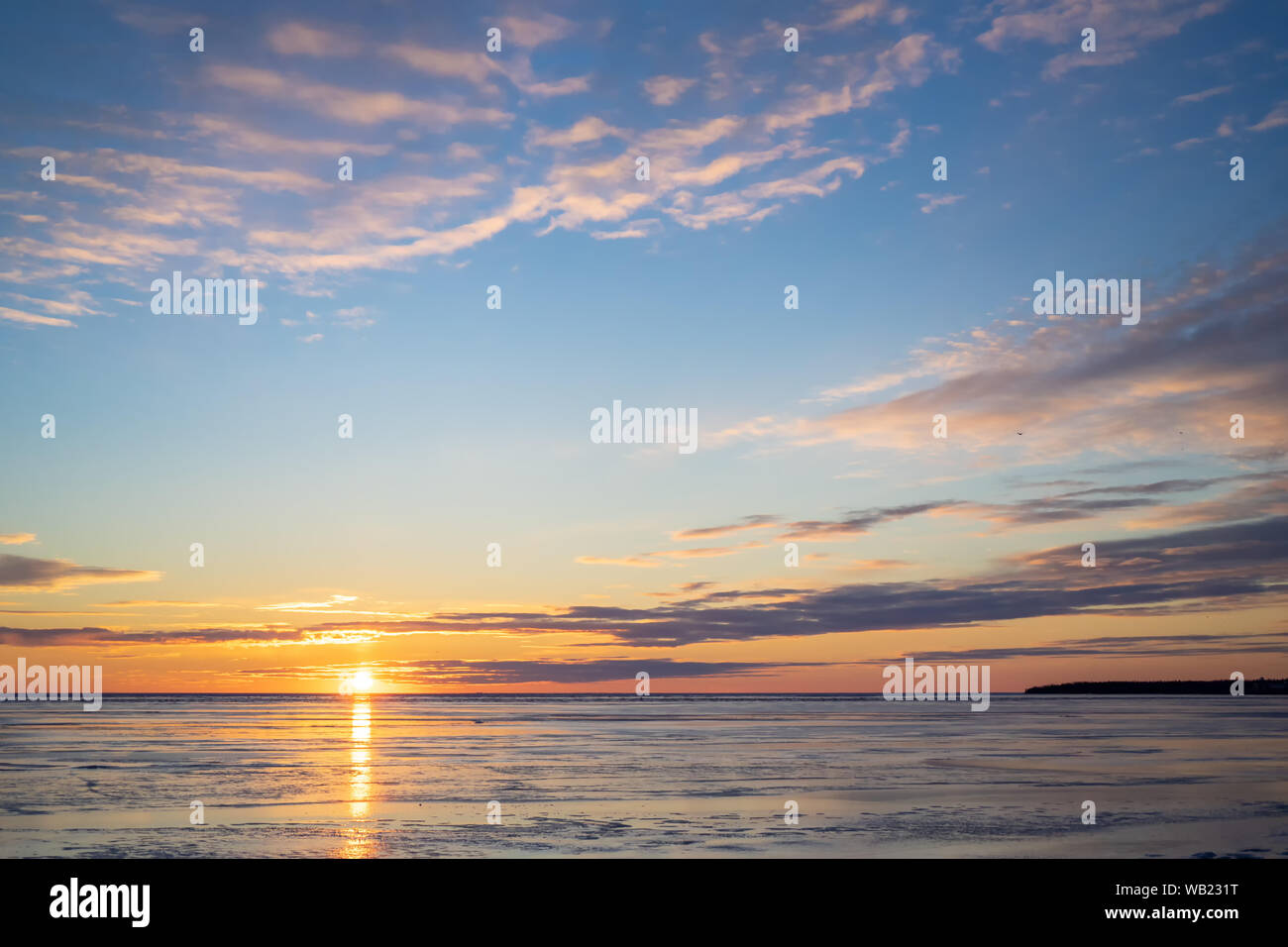 Die Sonne über einen gefrorenen Hafen in ländlichen Prince Edward Island, Kanada. Stockfoto