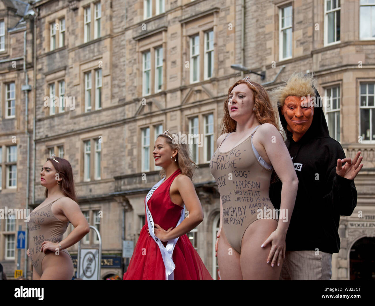 Royal Mile, Edinburgh, Schottland, Großbritannien. 23. August 2019. Darsteller von Schönheit ist Schmerz. Im Paradise in den Gewölben. Schönheit ist Schmerz ist eine politische Leistung kunst Stück Umgebung Donald Trump Unterstützung der Miss USA pageants und Behandlung von Frauen, die in den Mainstream-Medien. Es taucht in die oberflächliche Art der pageants und zeigt das Innenleben der Branche. Stockfoto