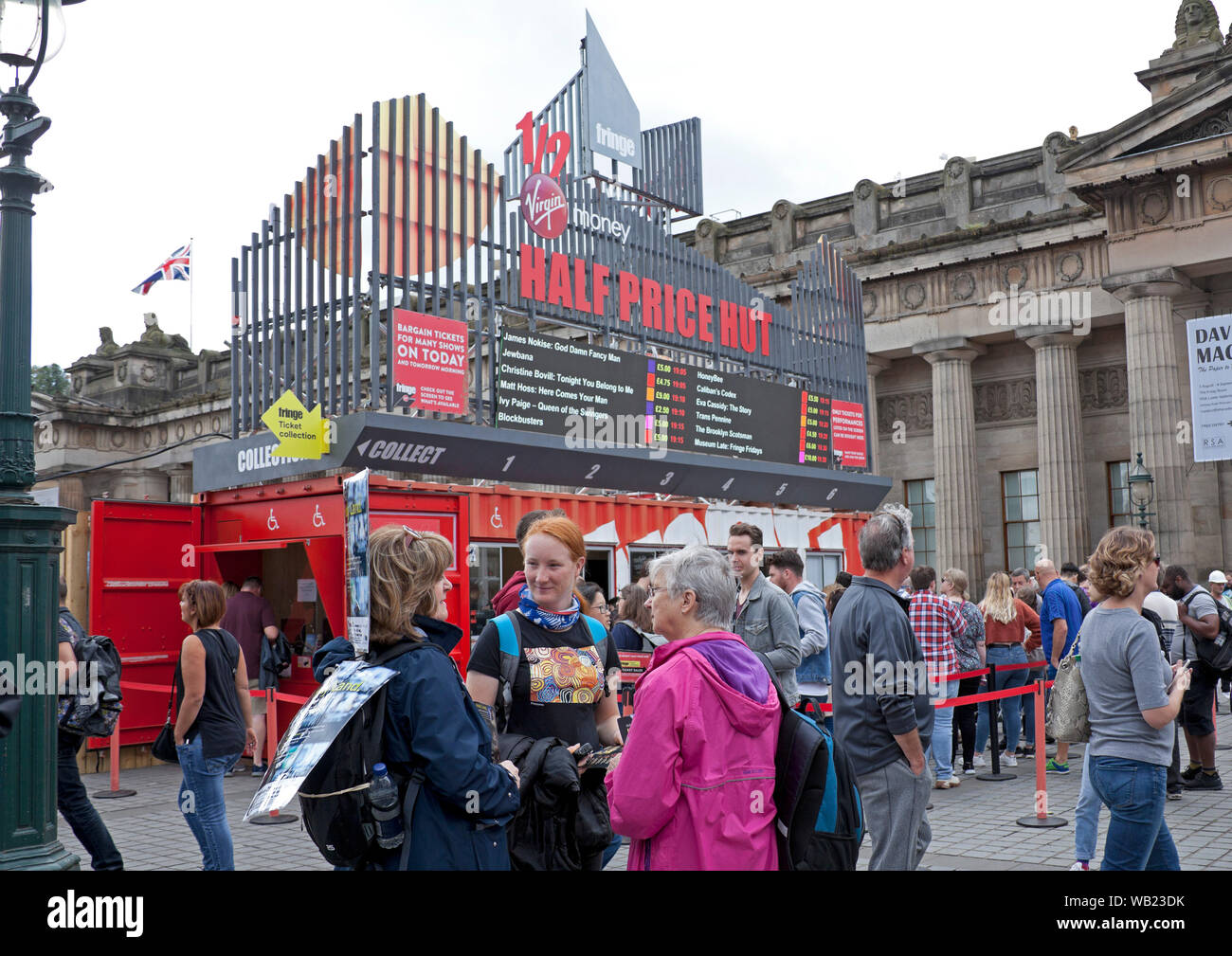 Der Damm, Edinburgh, Schottland, Großbritannien. 23. August 2019. Die Leute an der halben Preis Hut Kauf von Karten und Flyer ausgeteilt für Shows. Stockfoto