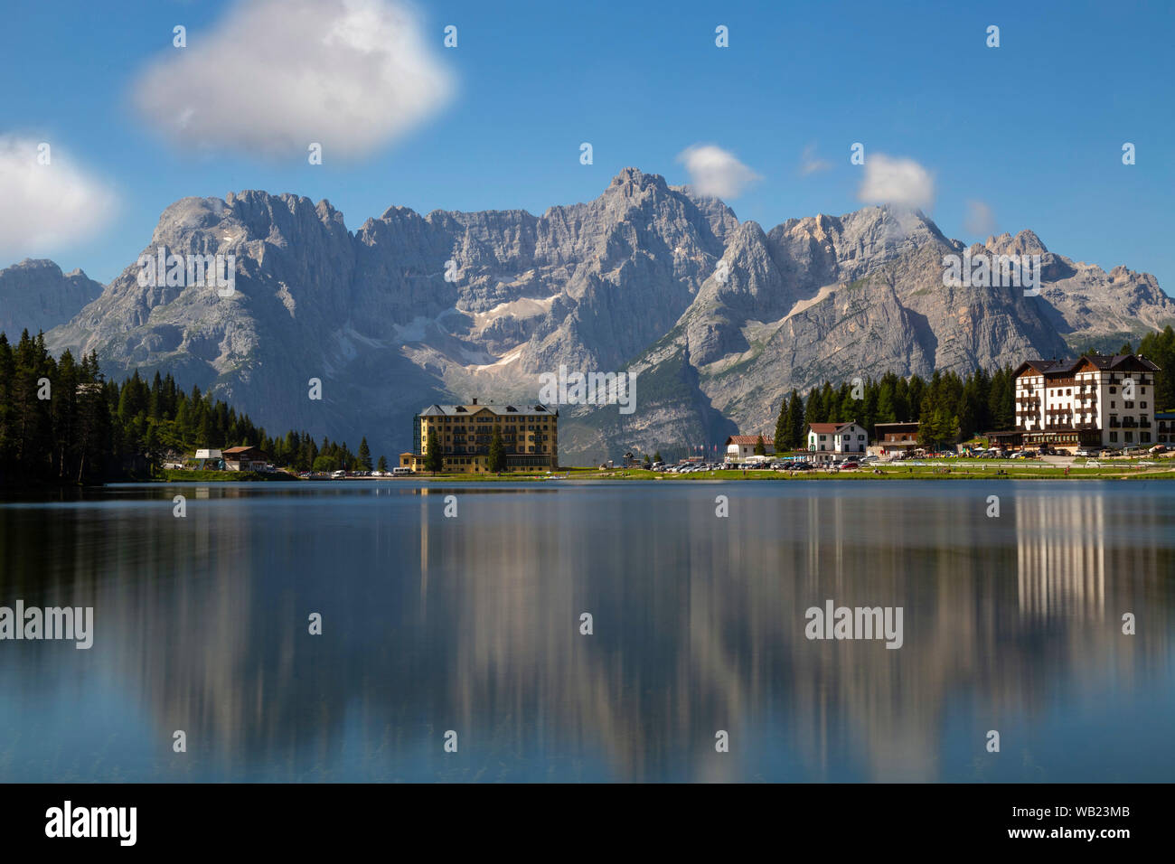 Misurina See ist der größte natürliche See Cadore und ist 1.754 m über dem Meeresspiegel, in der Nähe von Arononzo di Cadore. Der Umfang der See hat eine Länge von 2.6 km Stockfoto