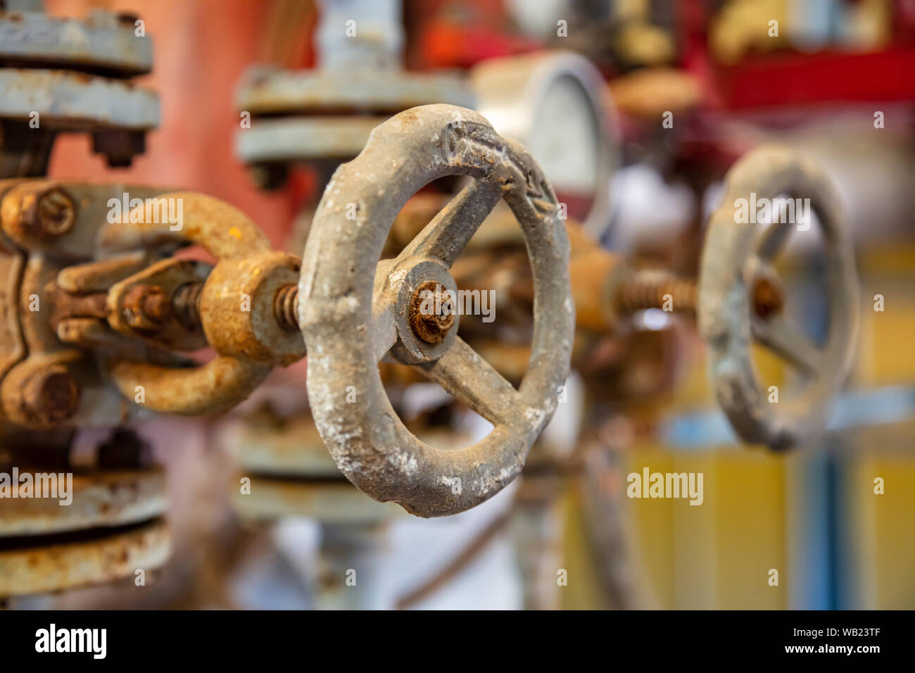 Industrielle Rohrleitungen und Ventile schließen, unscharfen Hintergrund. Alten rostigen control equipment, verlassenen Anlagenbau Stockfoto