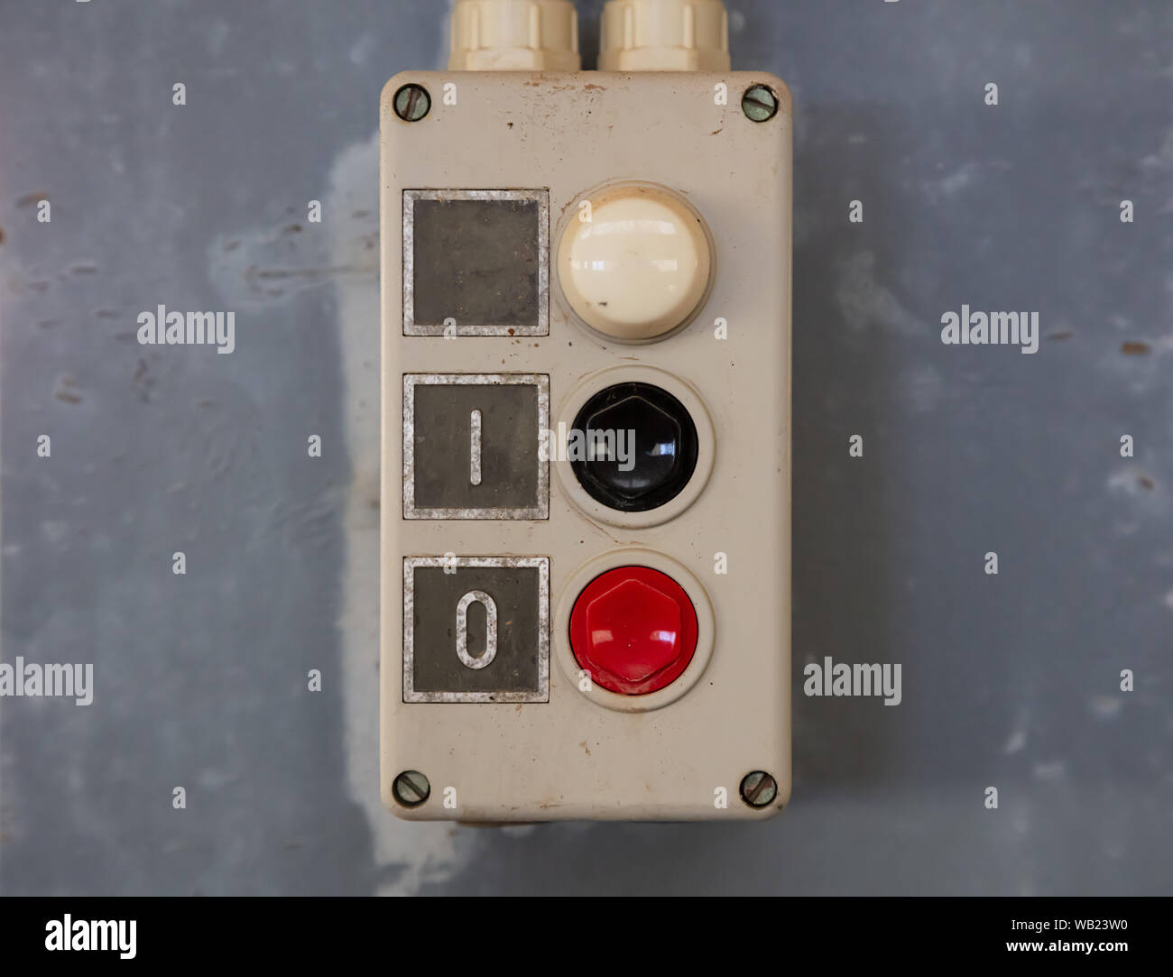 Start-, Stop- Konzept. Drucktaster, rote und schwarze Farbe wechseln, alten Retro industrial control panel Detailansicht Stockfoto