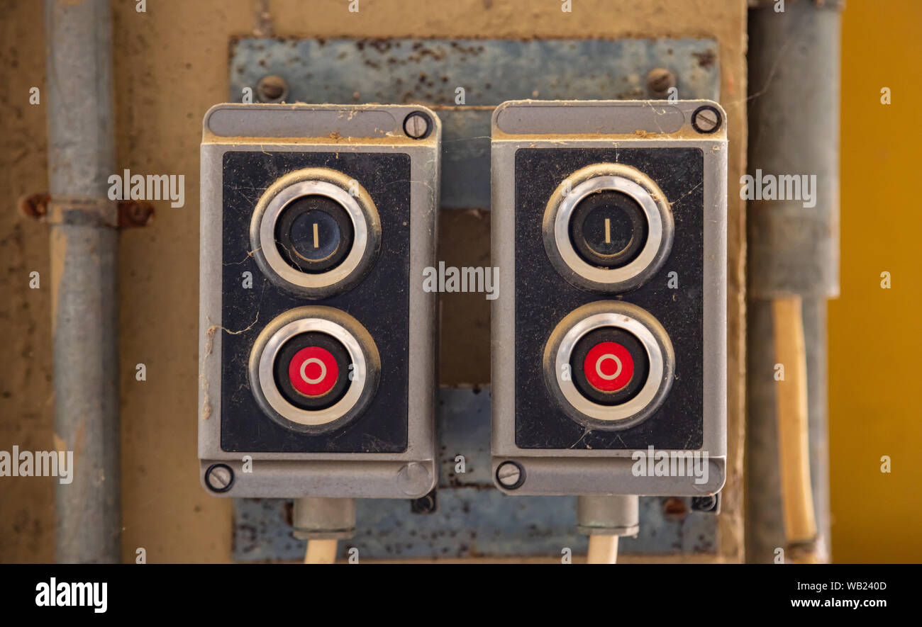 Start-, Stop- Konzept. Drucktaster, rote und schwarze Farbe Switches alten Retro industrial control panel Detailansicht Stockfoto