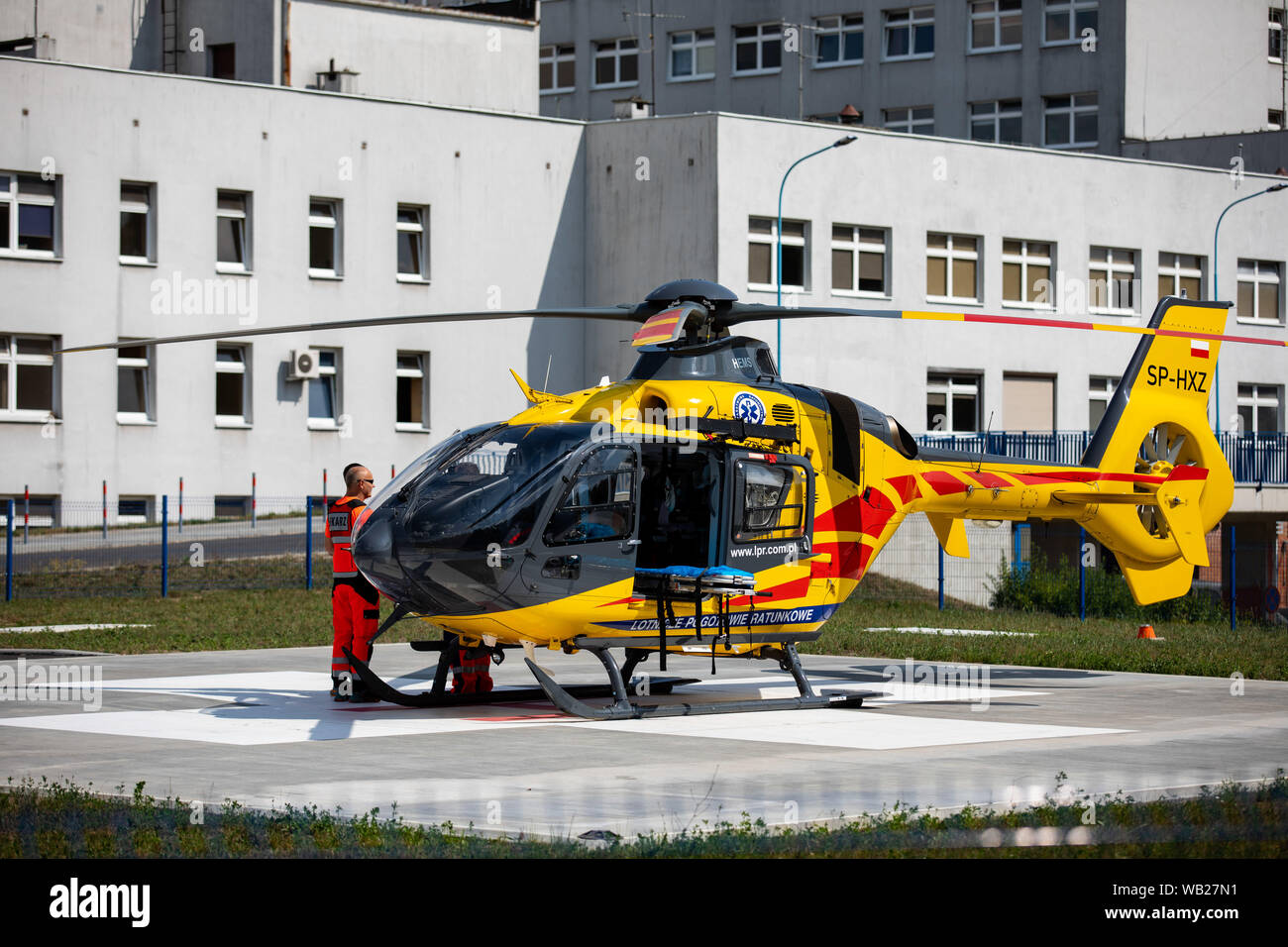 Polen, Tschenstochau - 06 August 2019 - Air Ambulance (LPR), die in Aktion auf der Landebahn. Helikopter EC-135 und Air Ambulance in retten. Stockfoto