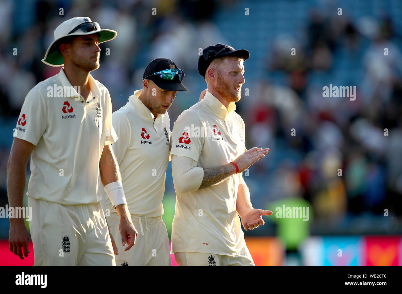 England's Joe Root Klapse Ben schürt auf die Schulter, als sie weg nach Tag zwei des dritten Asche Test Match in Leeds entfernt. Stockfoto