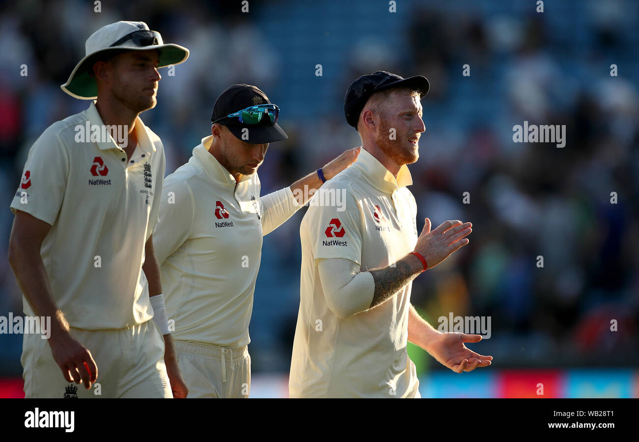 England's Joe Root Klapse Ben schürt auf die Schulter, als sie weg nach Tag zwei des dritten Asche Test Match in Leeds entfernt. Stockfoto