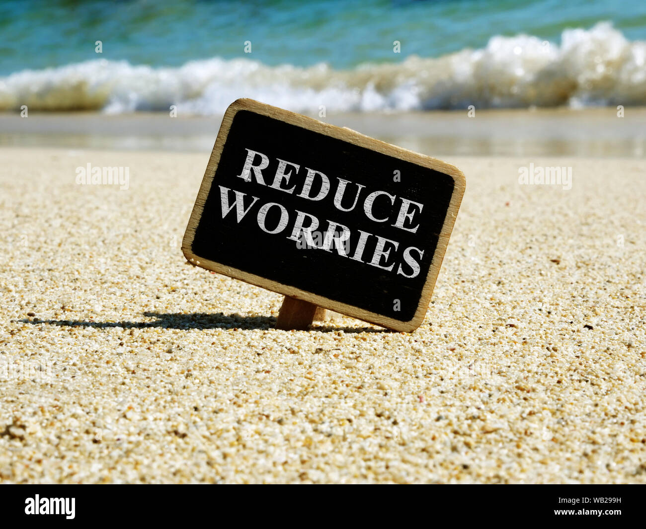 Reduzieren sie Sorgen und Stress Konzept. Zeichen auf einem Meer kosten. Stockfoto