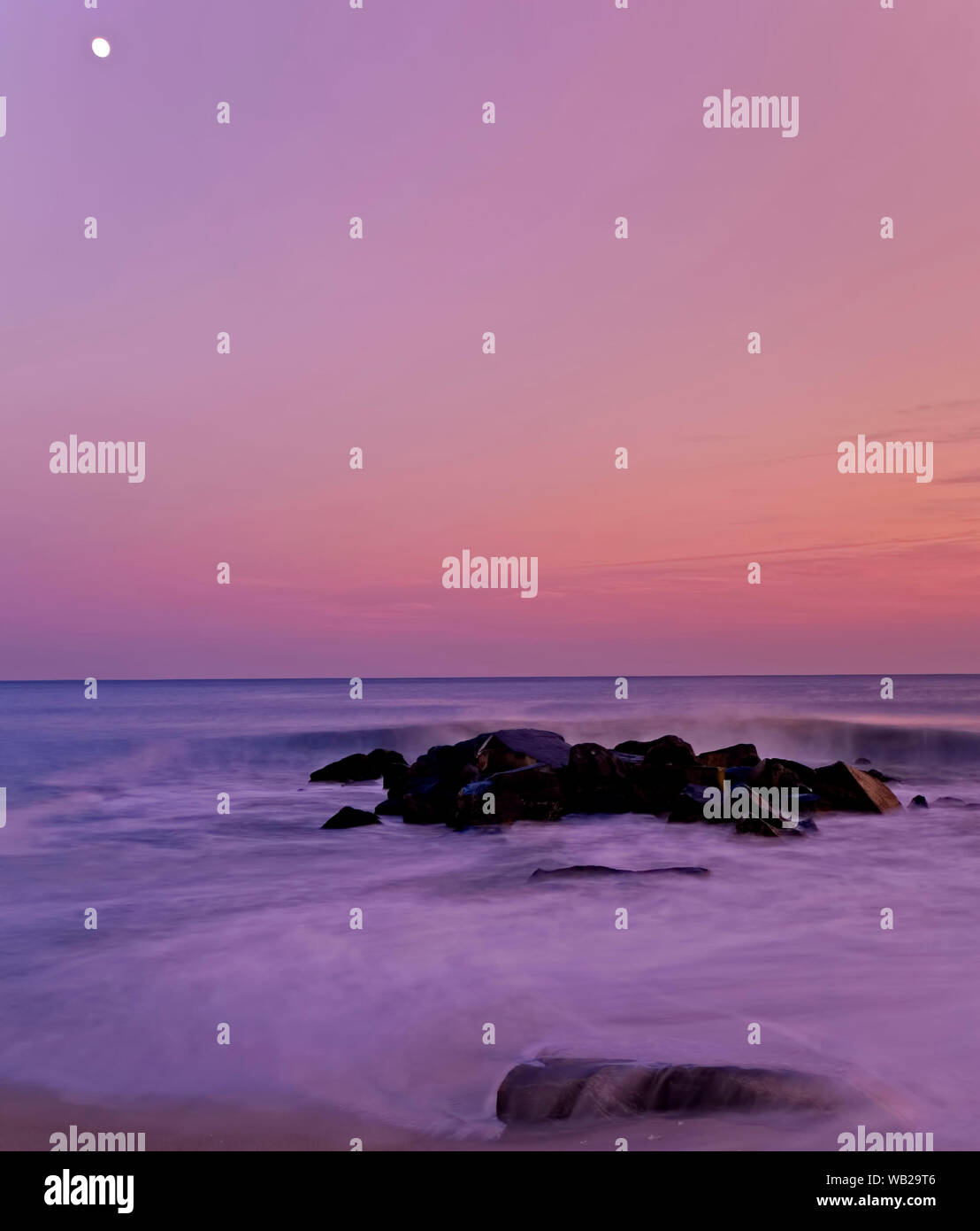 Eine heitere twilight Ansicht einer Ocean Shore Stockfoto