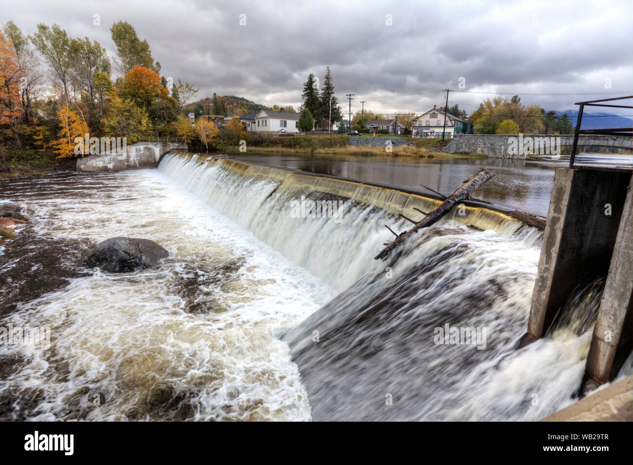 Ein Damm und Laub in Wilmington im US-Bundesstaat New York fallen Stockfoto