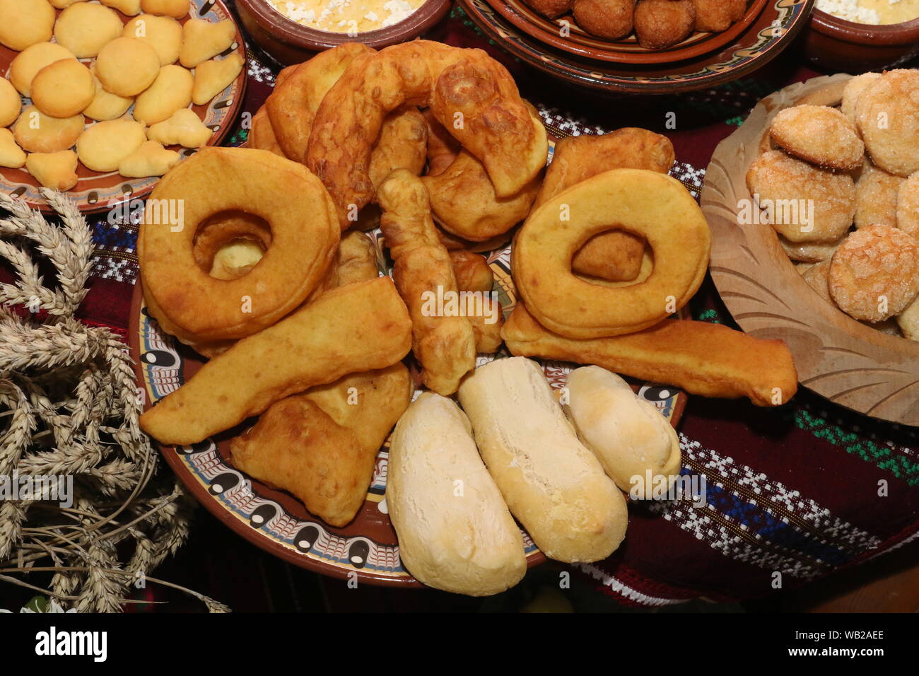 Frisch gebackenes Brot in der traditionellen bulgarischen Textilien angeordnet. Bild von leckeren hausgemachten Backwaren. Frisches Brot Stockfoto