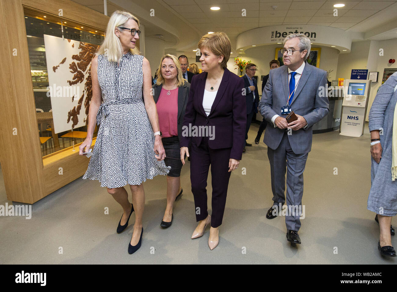 (Während des Ersten Minister Besuch der Beatson westlich von Schottland Cancer Care in Glasgow nach rechts) Erster Minister Nicola Sturgeon, Macmillan CEO Lynda Thomas (L) und Vorsitzender des NHS John Brown OBE, Links. Stockfoto