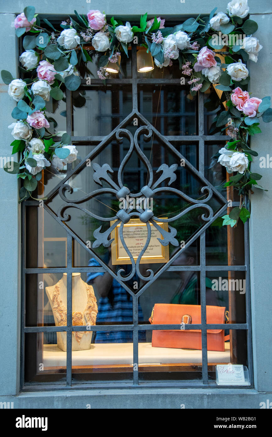 Hübsche Fenster mit Blumen Stockfoto