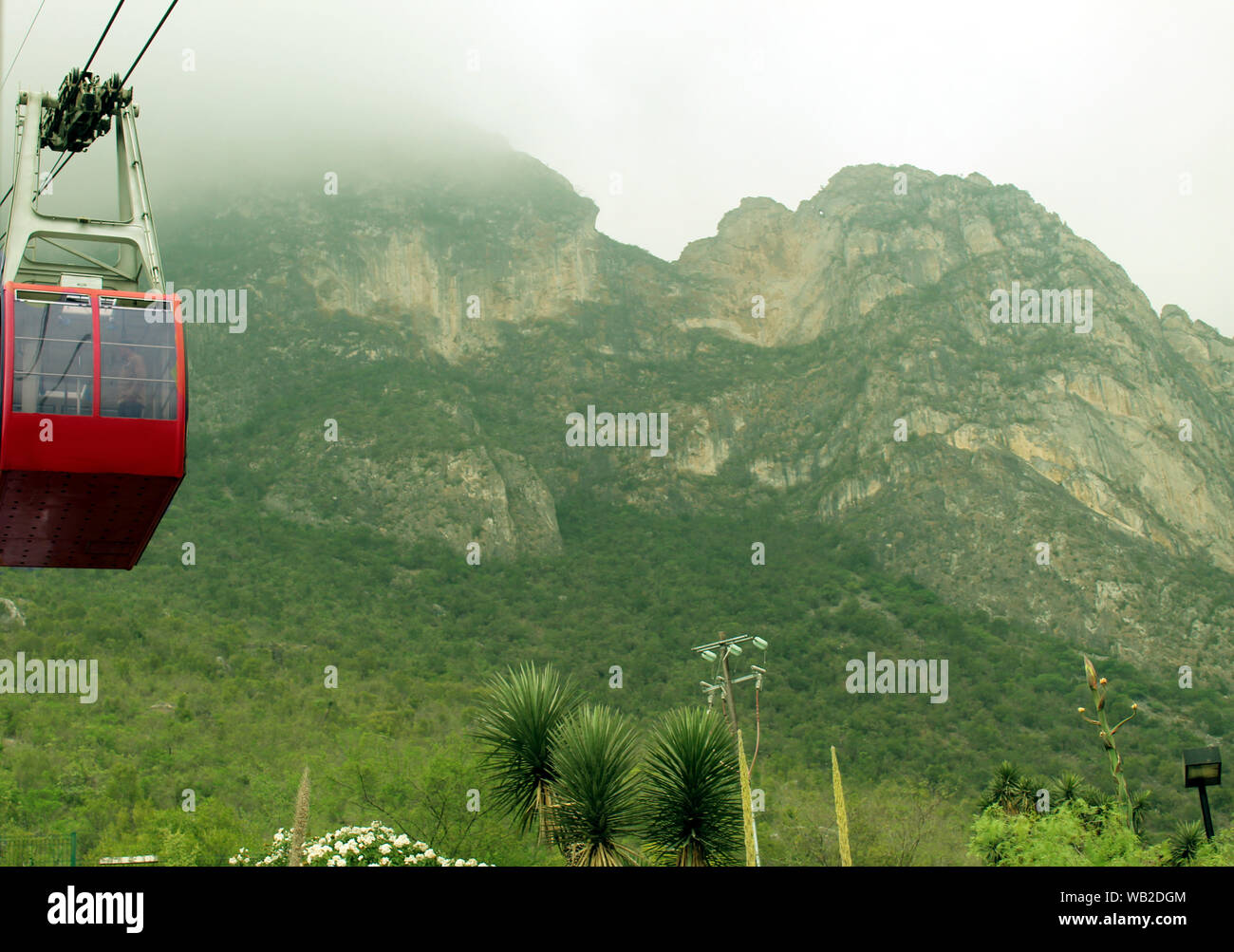 48/5000 Blick auf die grünen Berge und Seilbahn in Garcia Stockfoto