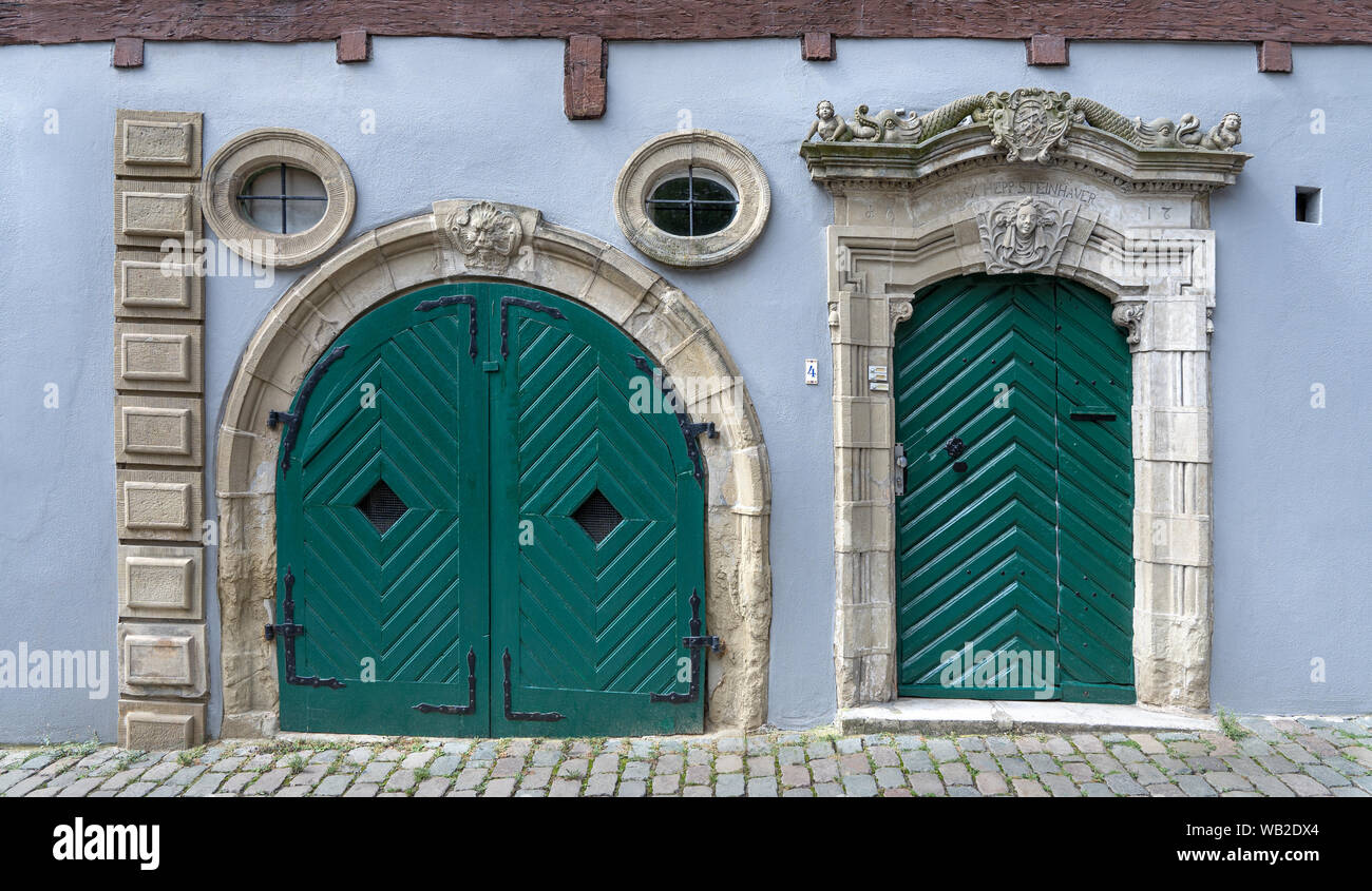 Alte Fassade mit zwei Türen mit barocken Stein Portal Stockfoto