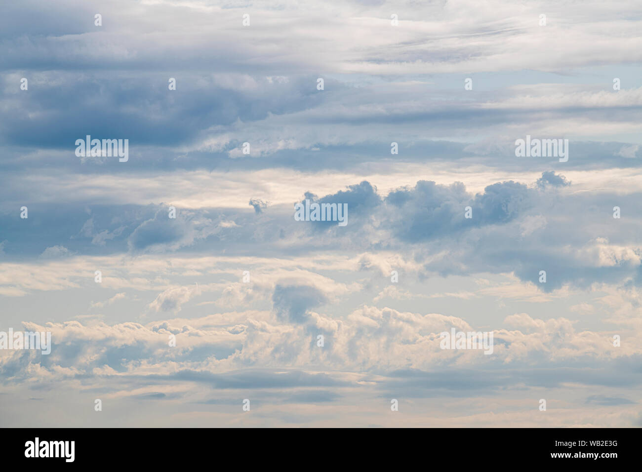 Bewölktem Himmel in schönen blauen Pastelltönen im Sommer in Niederlande Stockfoto