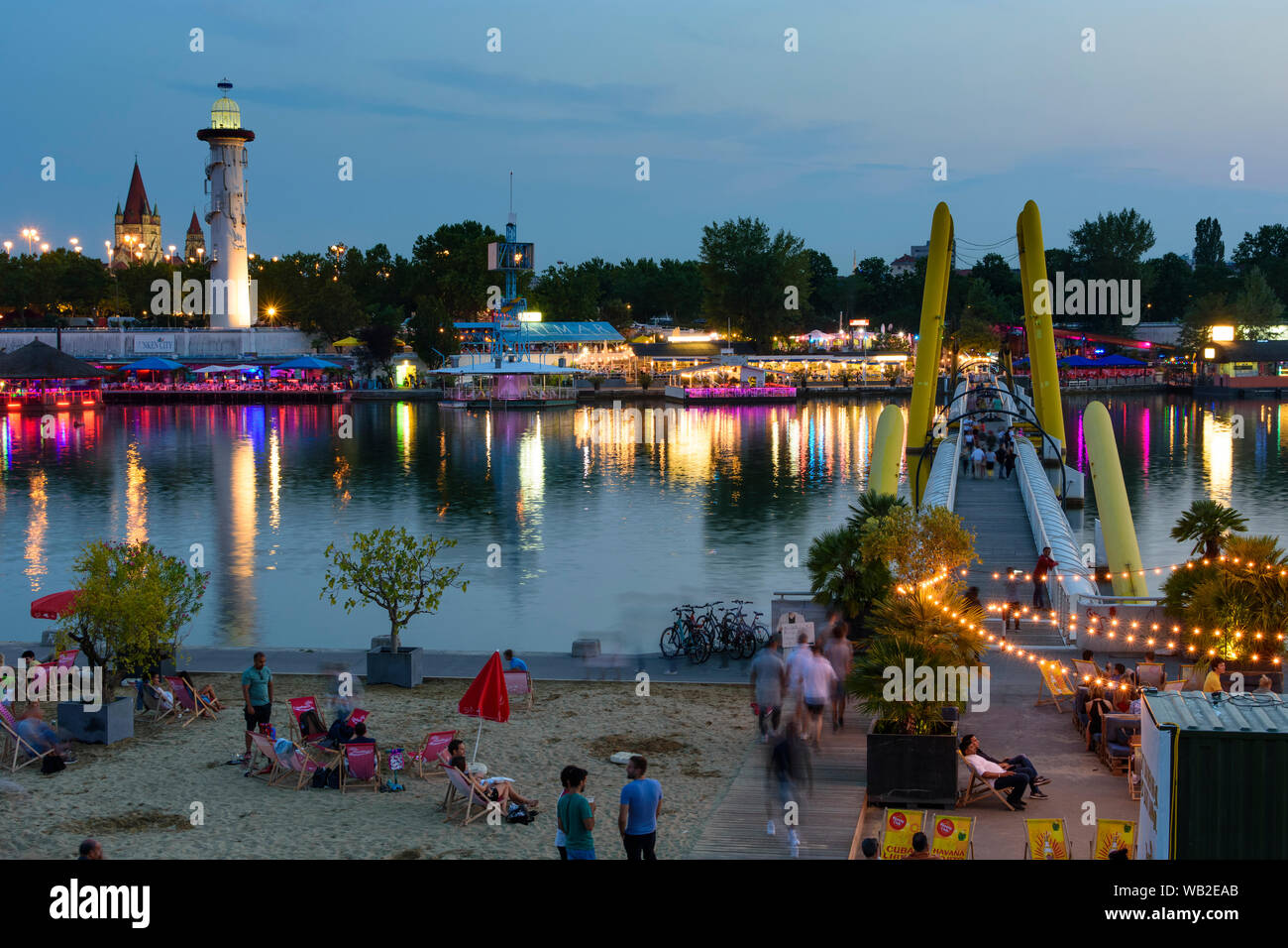 Wien, Wien: Fluss Neue Donau (Neue Donau), Openair Restaurant und Bar im Copa Cagrana (vorne) und versunkene Stadt (Zurück), Insel Donauinsel, Brücke Reic Stockfoto