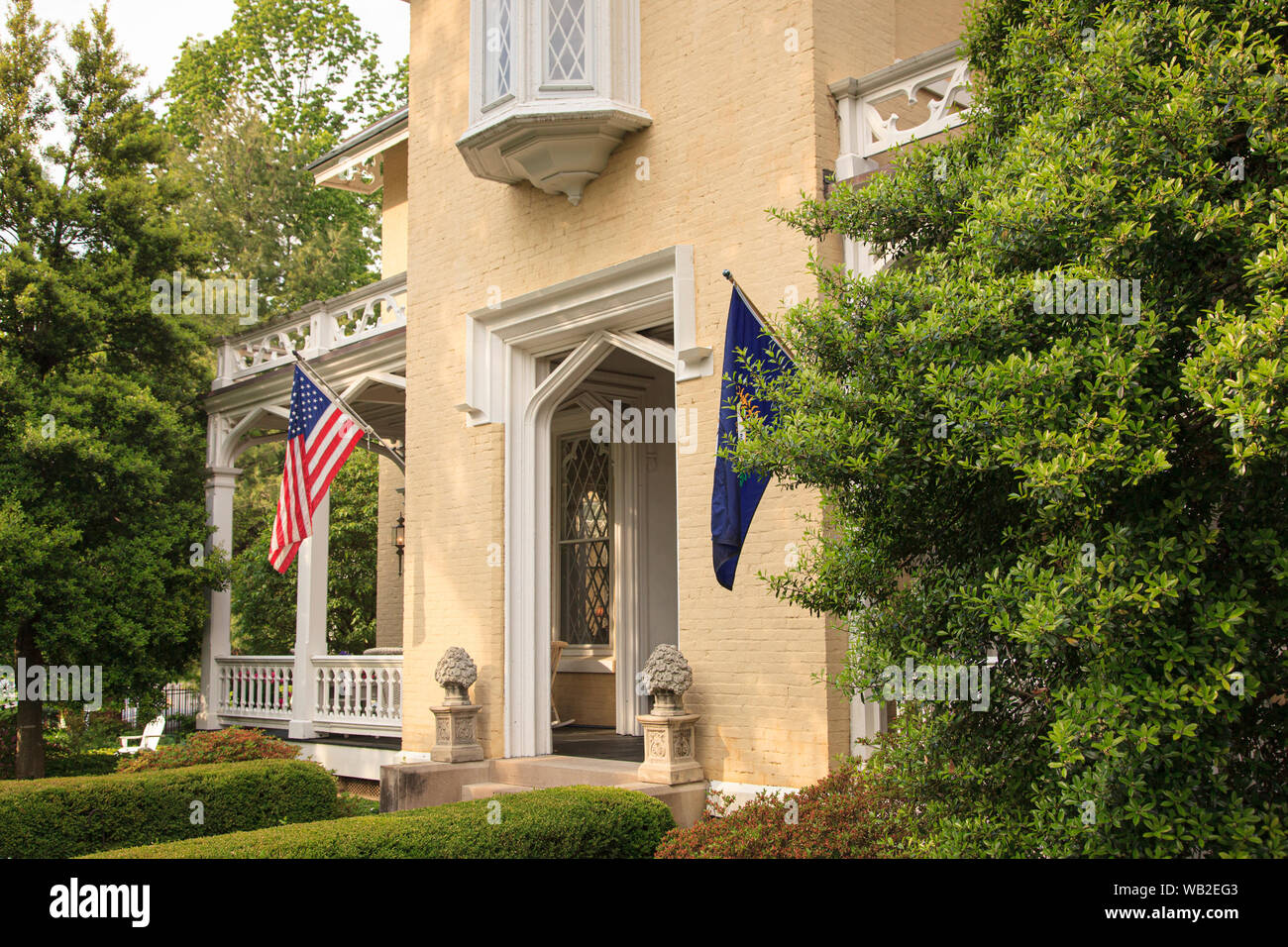 Fassade des Hauses mit Fahnen und Garten im Sommer, American Gothic Revival Stil, Inn at Woodhaven, Louisville, Kentucky, USA Stockfoto