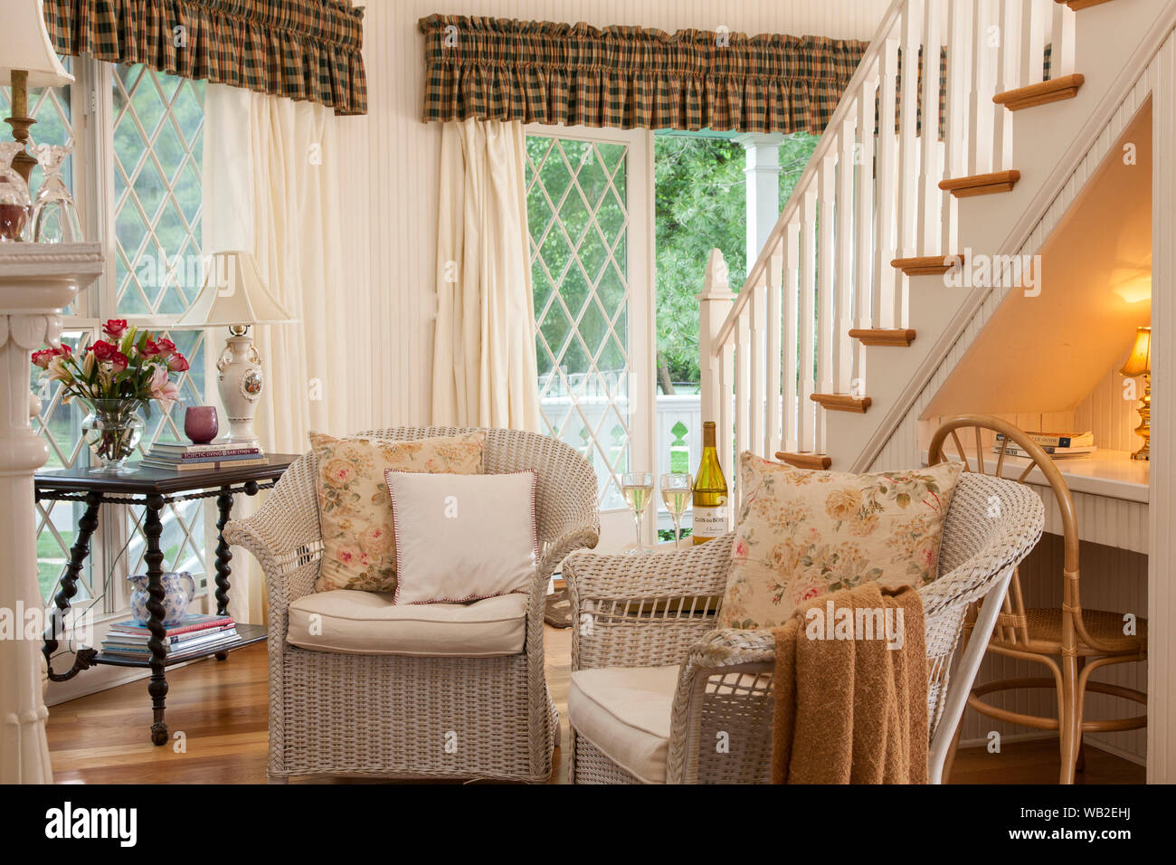Für Cottage mit Treppe und Stühlen mit Weißwein, Inn at Woodhaven, Louisville, Kentucky, USA Eintrag Stockfoto