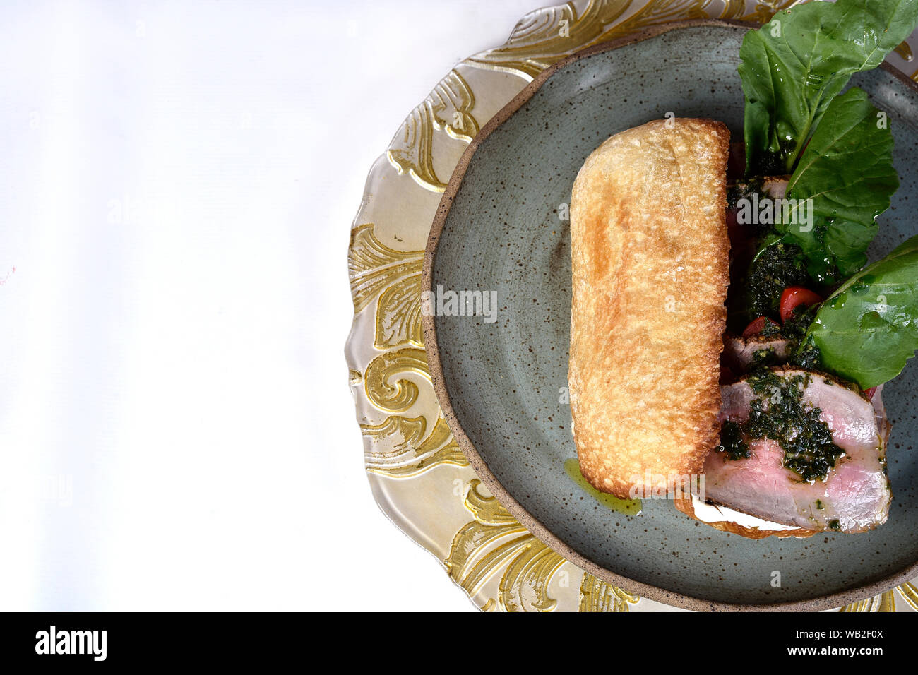 Beef Sandwich mit rucula, Kirschtomaten und Pesto. Stockfoto
