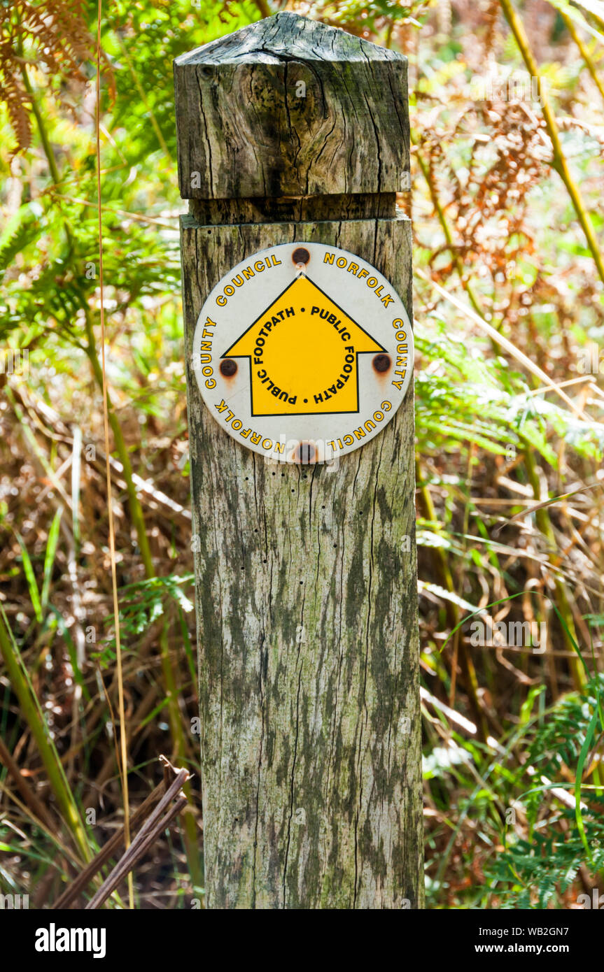 Norfolk County Council öffentlichen Fußweg Wegmarkierung unterzeichnen. Bei Bawsey Country Park außerhalb von King's Lynn. Stockfoto
