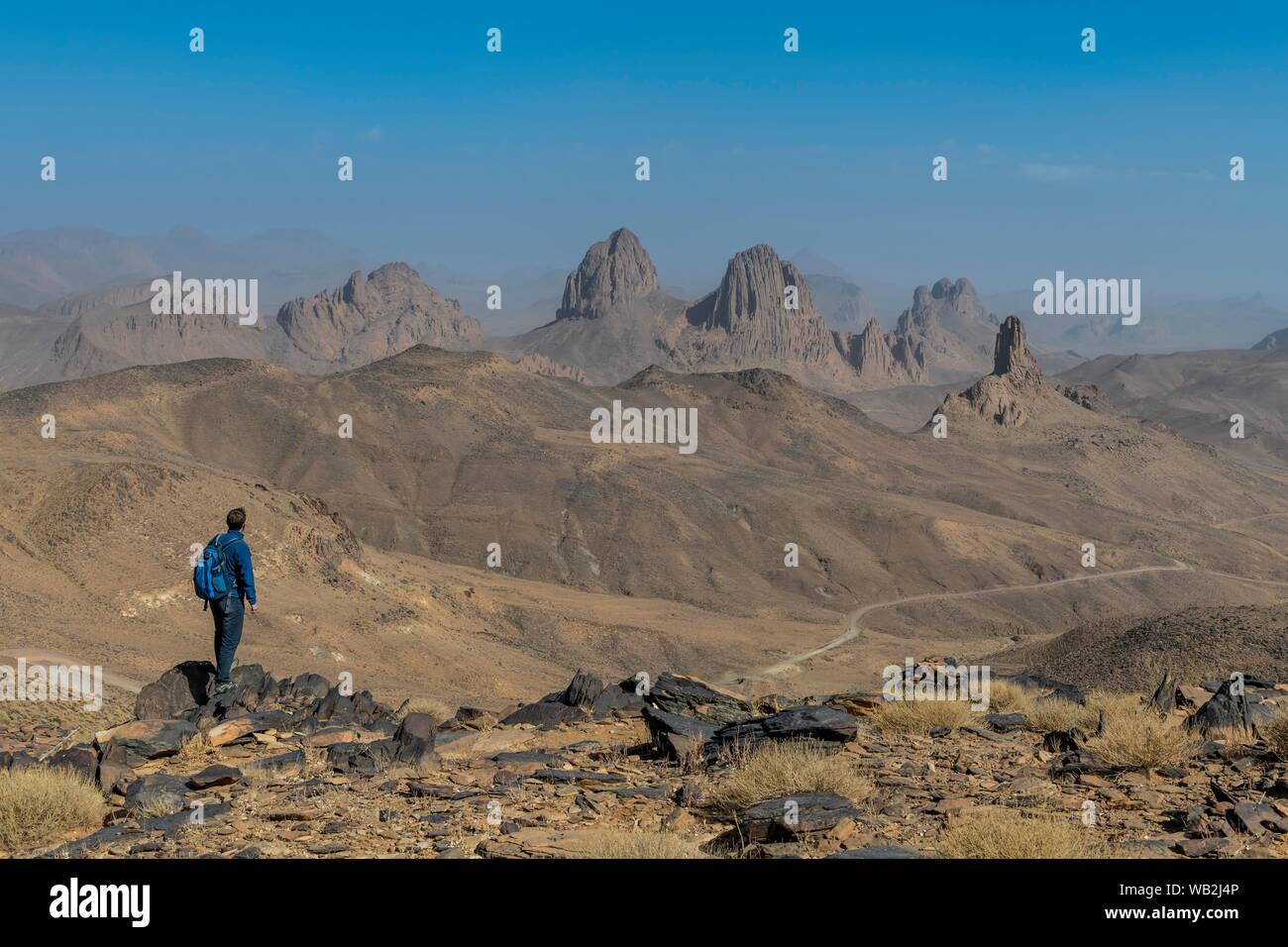 Wanderer geniessen den mounains des Assekrem, Tamanrasset, Hoggar Gebirge, Algerien Stockfoto
